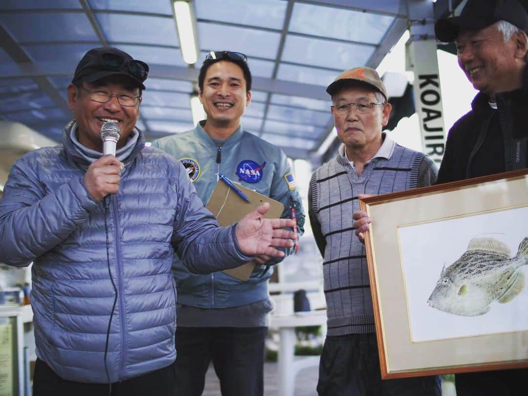 井手大介のインスタグラム：「土曜日は丸十丸の「和竿で釣るカワハギの会」のカワハギ釣り大会で司会を担当しました。ゲストの村越正海さん「今回の優勝者はスピニングタックル和竿、一昨年優勝した井手さんもスピニング和竿、スピニングの時代が来ました！」僕は村越さんの真似をしてスピニングの和竿を作ってもらったので嬉しかったです。宮本英彦さんが先日釣った33センチの巨大カワハギのカラー魚拓も作者の星野龍光先生より贈呈。トップ選手達には賞品の和竿が贈られ皆さんいい顔していました。次回は僕も参戦するぞ！選手の皆さん、大会運営の方々お疲れ様でした！カワハギの釣果も上向いてきて良かった。#和竿　#カワハギ　#釣り」