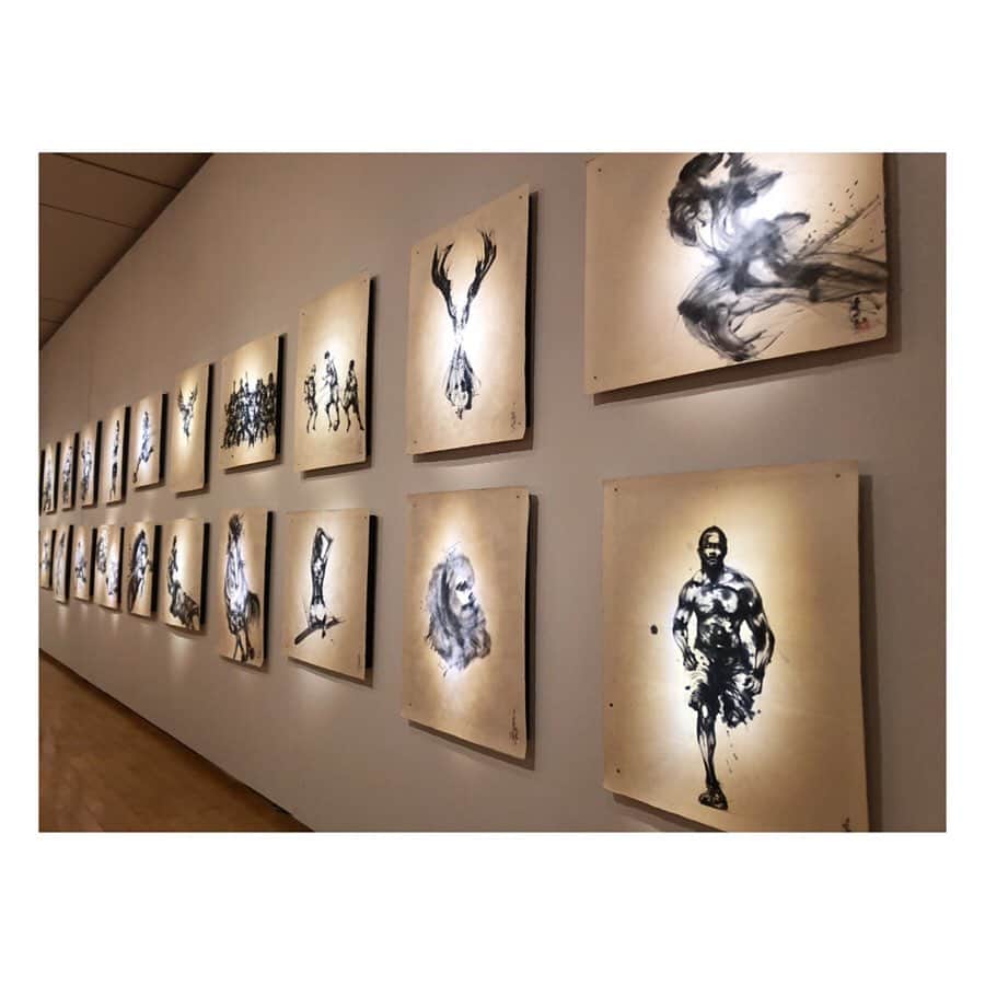 伊藤舞さんのインスタグラム写真 - (伊藤舞Instagram)「🖌 西元さんとの対談、公開されました。 . カッコよくて、色っぽくて、 惚れ惚れする作品たちに囲まれて いろんなお話聞かせていただいてます！ . YouTubeのFBS公式チャンネルからご覧ください♡ . そして、ぜひぜひ 実際にその目で作品を見て、感じていただきたいです！ . . #墨絵アーティスト  #西元祐貴  #龍のキセキ  #北九州のキセキ #北九州市立美術館分館」12月3日 13時34分 - maiito_fbs