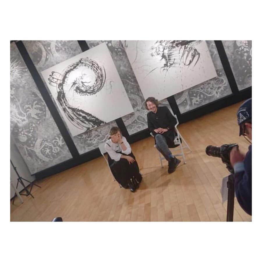伊藤舞さんのインスタグラム写真 - (伊藤舞Instagram)「🖌 西元さんとの対談、公開されました。 . カッコよくて、色っぽくて、 惚れ惚れする作品たちに囲まれて いろんなお話聞かせていただいてます！ . YouTubeのFBS公式チャンネルからご覧ください♡ . そして、ぜひぜひ 実際にその目で作品を見て、感じていただきたいです！ . . #墨絵アーティスト  #西元祐貴  #龍のキセキ  #北九州のキセキ #北九州市立美術館分館」12月3日 13時34分 - maiito_fbs