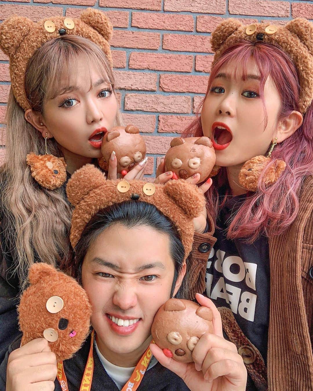 YOKOさんのインスタグラム写真 - (YOKOInstagram)「3人でティムコーデでティムまんフェイス🐻🧡 . ちょっと舌がでてるの愛くるしい〜 . もちもちで中はチョコのクリームで美味しかった🍫 . #USJ#ユニバ#大阪#PR」12月3日 13時46分 - iam_yoko_