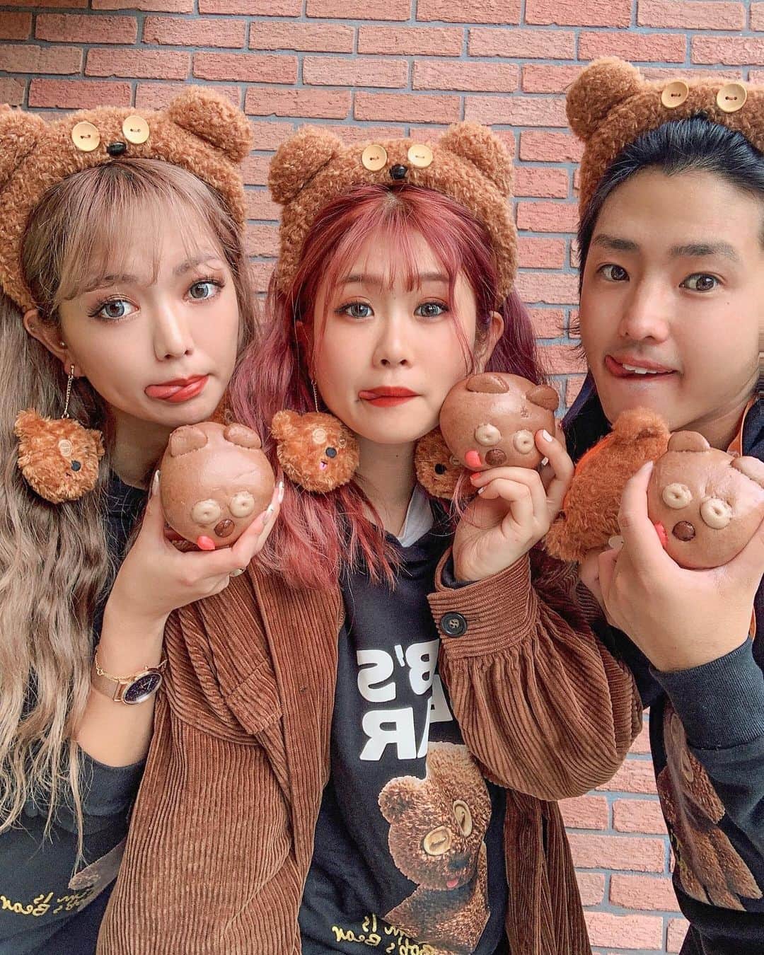 YOKOのインスタグラム：「3人でティムコーデでティムまんフェイス🐻🧡 . ちょっと舌がでてるの愛くるしい〜 . もちもちで中はチョコのクリームで美味しかった🍫 . #USJ#ユニバ#大阪#PR」