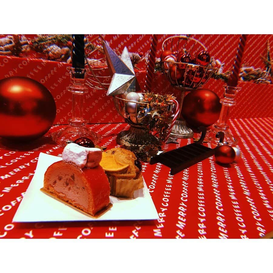 松井貴香さんのインスタグラム写真 - (松井貴香Instagram)「- - @starbucks_j  の新作 『サンタブーツチョコレートフラペチーノ』を ひと足お先に🎅🍫 - クリスマスらしい見た目が可愛いし ストローもクッキーになってて あまくて美味しかった〜🥺✨ - - クリスマス限定スイーツも 有名なパティシエさんとコラボで 美味でした♡♡♡ - - #1202 #merrycoffee  #スターバックス #スタバ #サンタブーツチョコレートフラペチーノ  #ブーツでフラペチーノ #pr #starbucks  #chocolate  #christmas  #instagood  #like4likes  #followｍe」12月3日 13時47分 - kiko414_m