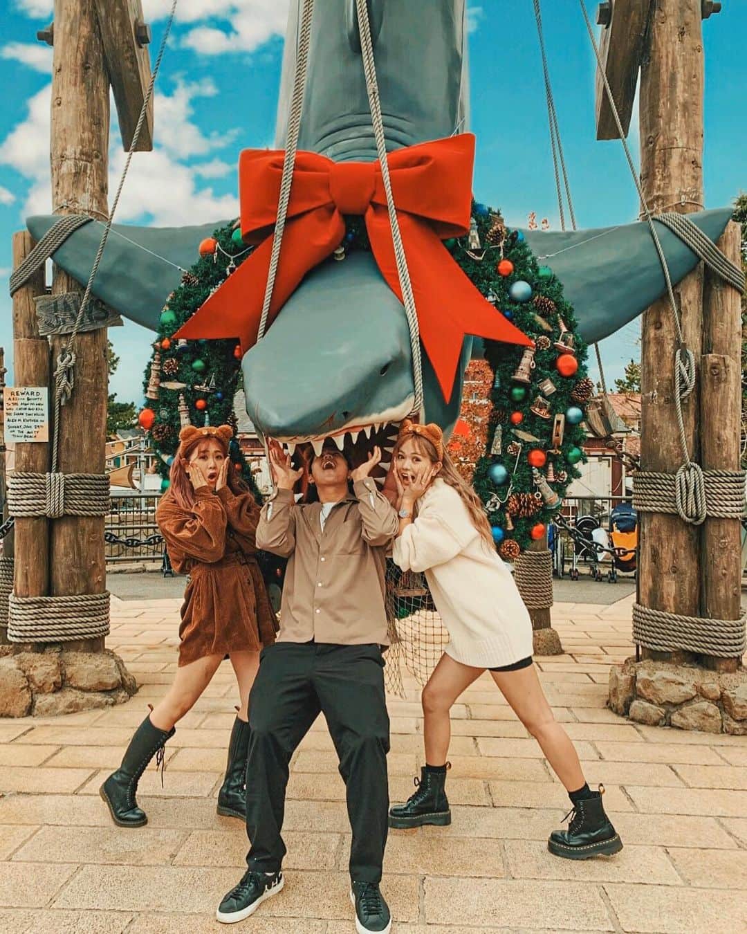 YOKOのインスタグラム：「クリスマスverのジョーズさん🦈🎀 . こういうとこもこだわってて素敵🎄 友達といろんなポーズでとるの楽しいよね！ . . #USJ#ユニバ#大阪#PR」