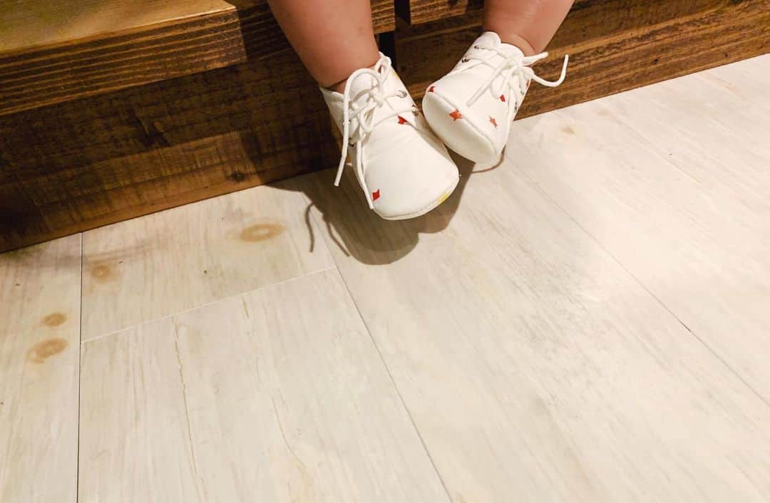 ジュジュのインスタグラム：「First shoes❤️ . 可愛いあんよ🤤 . #sizeoutする前に記念撮影 #HERMES #🐴」