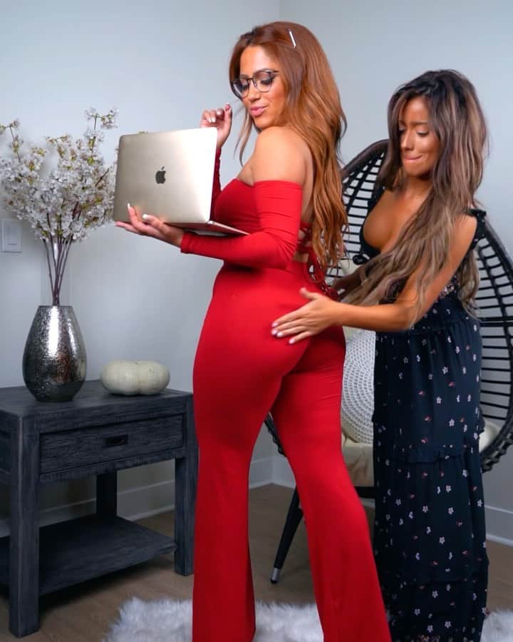 ジェシカ・バーチアーガのインスタグラム：「STOP ⛔@FashionNova is having the BIGGEST SALE OF THE YEAR! Use Code “CYBER90” to receive up to 90% off your @FashionNova purchase! www.FashionNova.com」