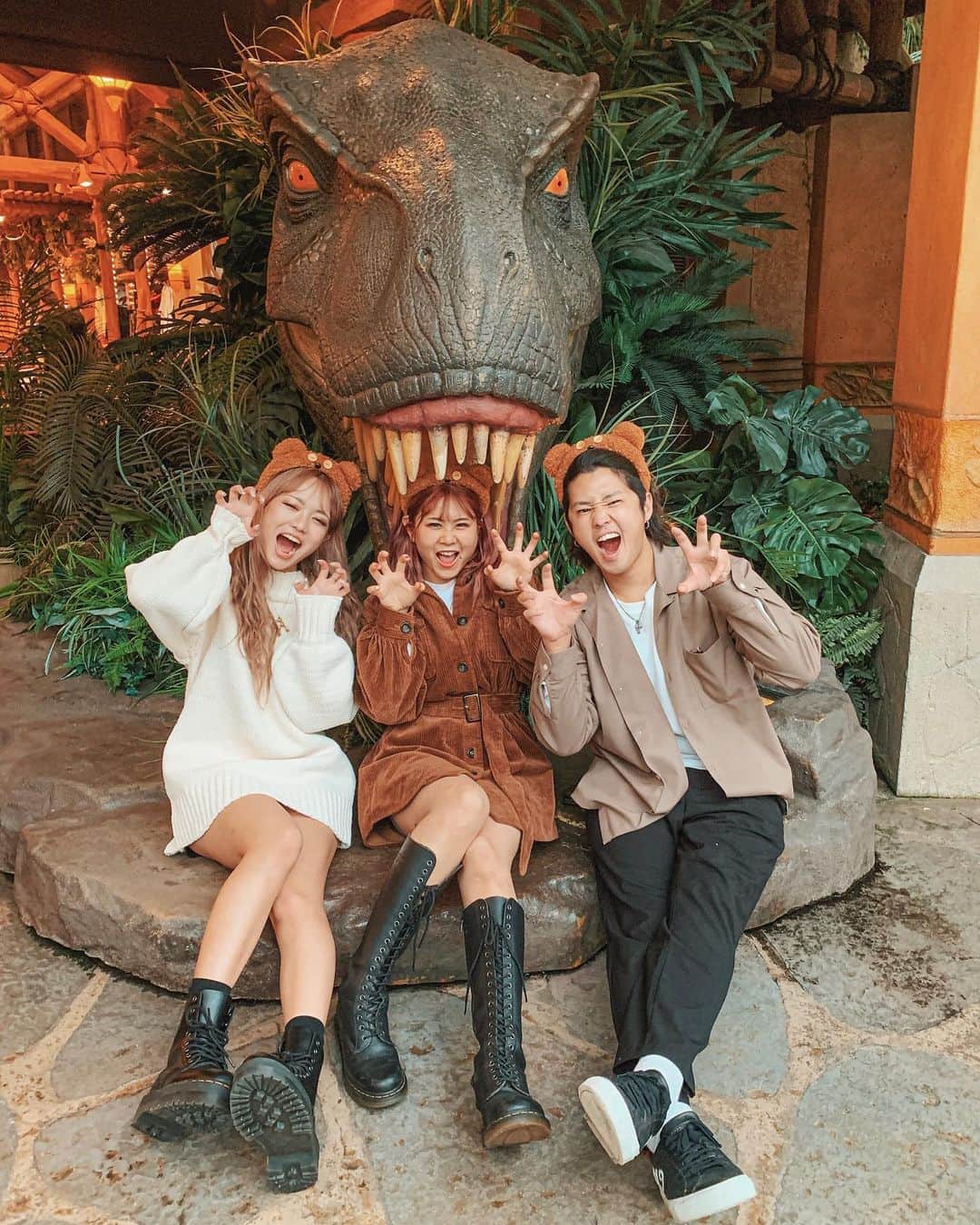 YOKOのインスタグラム：「Grrrr🦖 . 恐竜ポーズ💚 カメラマンさんも迫力あって楽しいよね！ . 歩いてたら恐竜にも会えたんだけどファンサービス素晴らしかった👏🏻 . #USJ#ユニバ#大阪#PR」