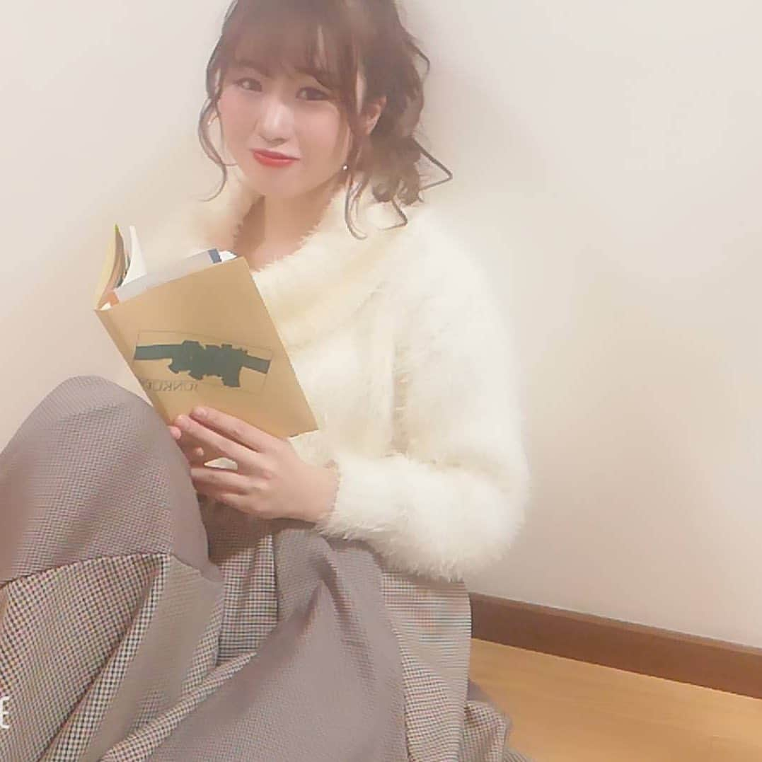 鈴木美南海さんのインスタグラム写真 - (鈴木美南海Instagram)「読書系女子、どうですか？？😊 ． 最近本を読むことにハマってます📕 ． 本って色んなことを教えてくれる！！ 面白いなって思った！！ ． 本って1番苦手で全部読めた本なんて片手の指で収まってしまうくらいの数しかなかったけど、本の素晴らしさを知ってから毎日の日課になってる😊 ． #鈴木美南海 #女優 #女優志望 #役者 #役者志望 #女優の卵 #actor #newgatetokyo #夢 #叶える #dream #本 #book #ハマり #ブーム #マイブーム #読書 #読書女子 #ポニテ女子 #赤リップ女子 #冬 #12月 #渋谷 #新宿 #東京 #tokyo #shinjuku #shibuya #お洒落さんと繋がりたい」12月3日 13時55分 - u_minami_official