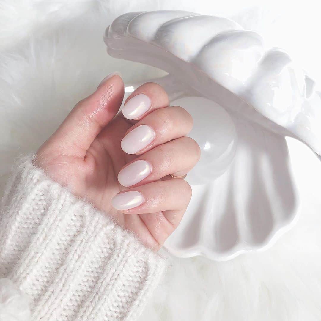 のインスタグラム：「ㅤㅤㅤㅤㅤㅤㅤㅤㅤㅤㅤㅤㅤ 結婚式の前撮りに合わせてネイルチェンジ💅 ㅤㅤㅤㅤㅤㅤㅤㅤㅤㅤㅤㅤㅤ ドレスにも和装にも合うホワイトを☁️ 真っ白は少し寂しいから私服にも合うように パールのパウダーを上にのせてもらったよ❤︎ ㅤㅤㅤㅤㅤㅤㅤㅤㅤㅤㅤㅤㅤ 光に当たると少しキラキラしててめちゃ可愛い🥺 いつも抜群のネイルをありがとうございます❤️ 今回も @seepbeauty でしてもらったよ🙏 次は今年ラストネイル❤︎ どんなんにしようかなぁ☺️❤️ ㅤㅤㅤㅤㅤㅤㅤㅤㅤㅤㅤㅤㅤ #nail #newnail #whitenails #weddingnails #ネイル#前撮りネイル#ウェディングネイル#ホワイトネイル#冬ネイル#ニットネイル#パールネイル#amitwinsworld_nail」