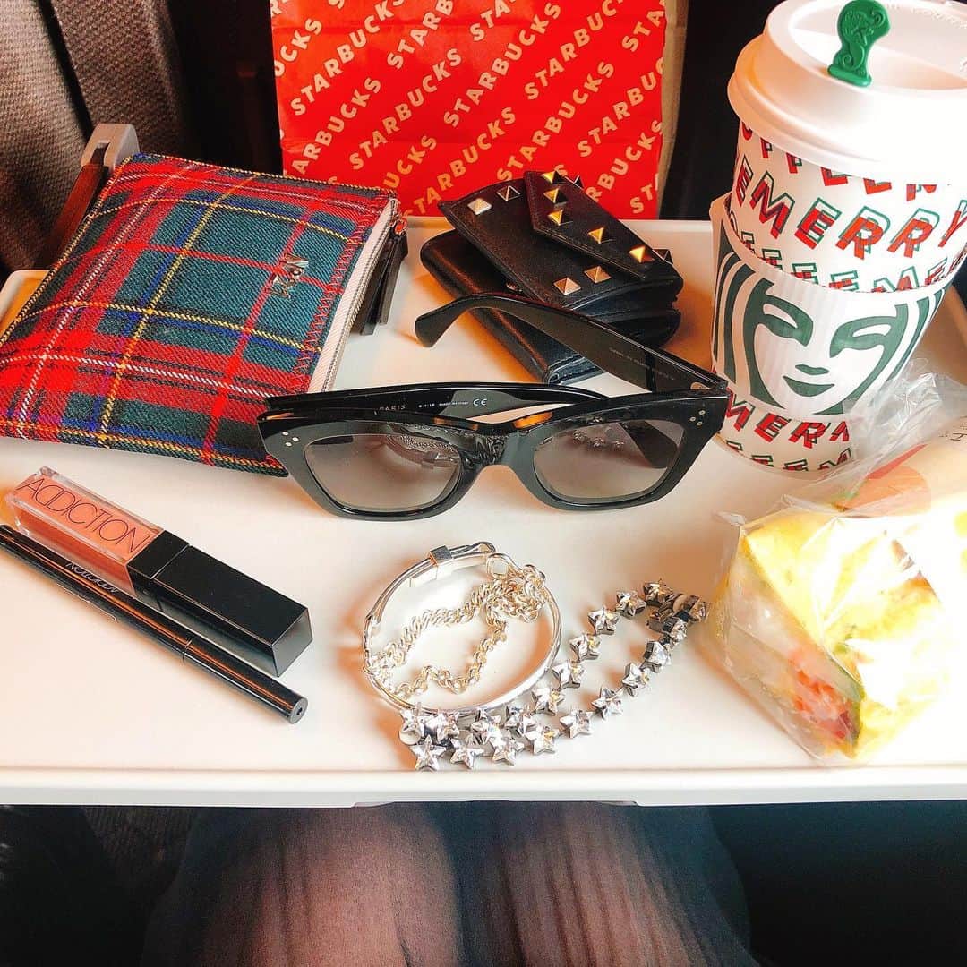 のインスタグラム：「#offtotokyo #東京へ #ootd #outfitoftheday #outfit  earrings,porch skirt  #N21 mini wallet #valentinogaravani  sunglasses #celine  bangle #hermes  cosmetics #addiction  今日は全身#ヌメロヴェントゥーノ 黒いコーデ。時間あれば写真撮ってアップしますね。 #スタバ の#ツナエッグサラダラップ 初めて食べた #私は根菜ラップの方が好きだな #根菜らぶ  #abouttoday @iza_official #izastagram」
