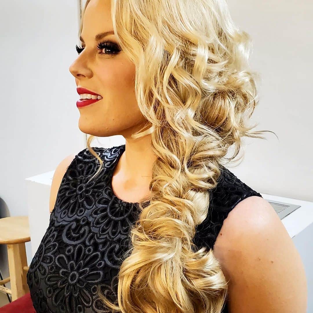 メーガン・ヒルティさんのインスタグラム写真 - (メーガン・ヒルティInstagram)「#brucewaynehmu has done it again! I felt like a fairytale-unicorn-princess-mermaid tonight at Town Hall NYC with this makeup and epic braid!!! Scroll through to see it a little closer! #hair #hairstyles #braid #hairandmakeup  #nyc #concert #singer #carmenmarcvalvo」12月3日 14時01分 - meganhilty