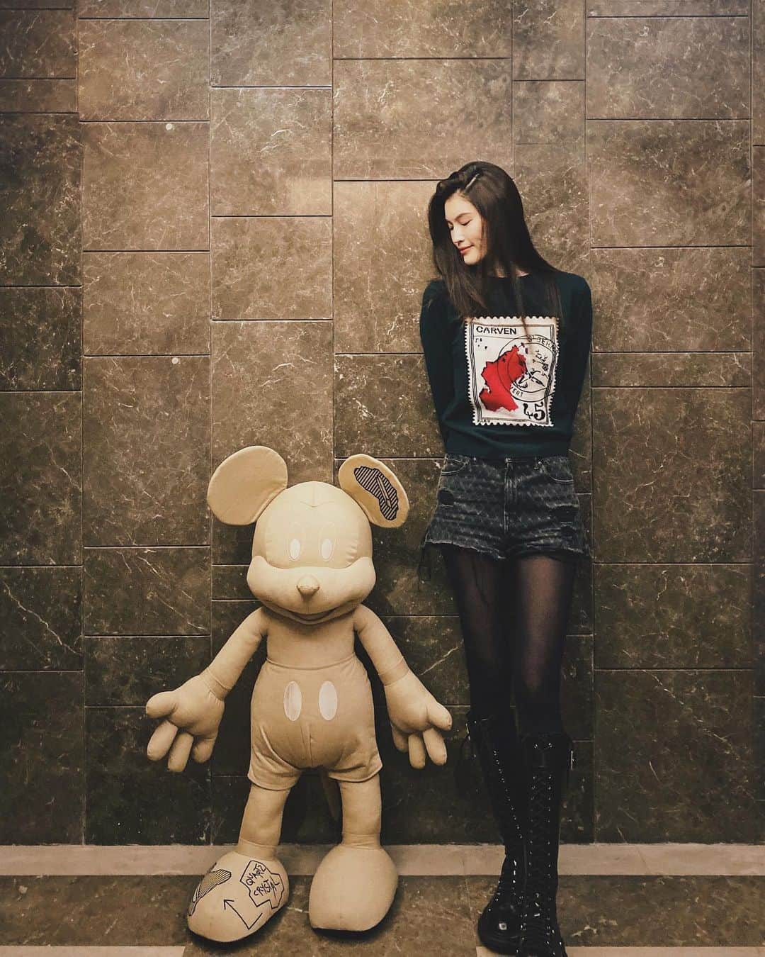 スイ・ヒーのインスタグラム：「Love it 😍 I will take good care of you Mickey! Thank you @danielarsham !!」