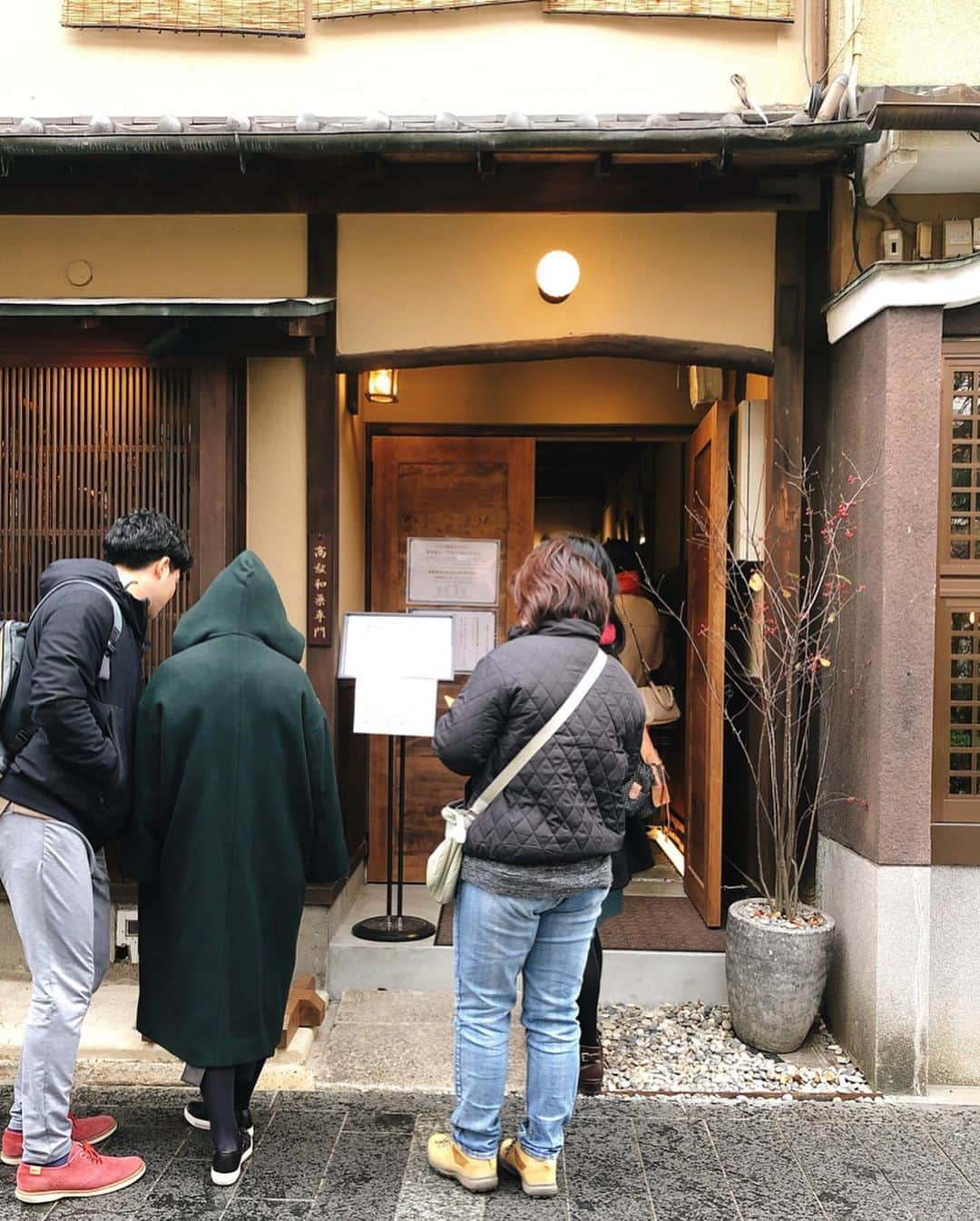 酒井麻里（Juri）さんのインスタグラム写真 - (酒井麻里（Juri）Instagram)「📍丹波くり・和栗専門店 紗織～さをり～ 錦糸モンブランの「紗」最高級丹波くり使用 食べてきましたっ🌰❤️ 早起きして10時にお店到着🏃‍♂️ 鴨川を望むカウンター席で、目の前で栗が絞り出される様子を見ながらワクワク待つ…♡ 食べて感動🥰 今まで食べてたモンブランの甘さに驚いたよ！ここのモンブランは栗そのものを味わえる自然な甘みでした💕 ごちそうさまでした🌿 * * * #京都 #モンブラン #錦糸モンブラン #紗織」12月3日 14時08分 - jurixoxoxo