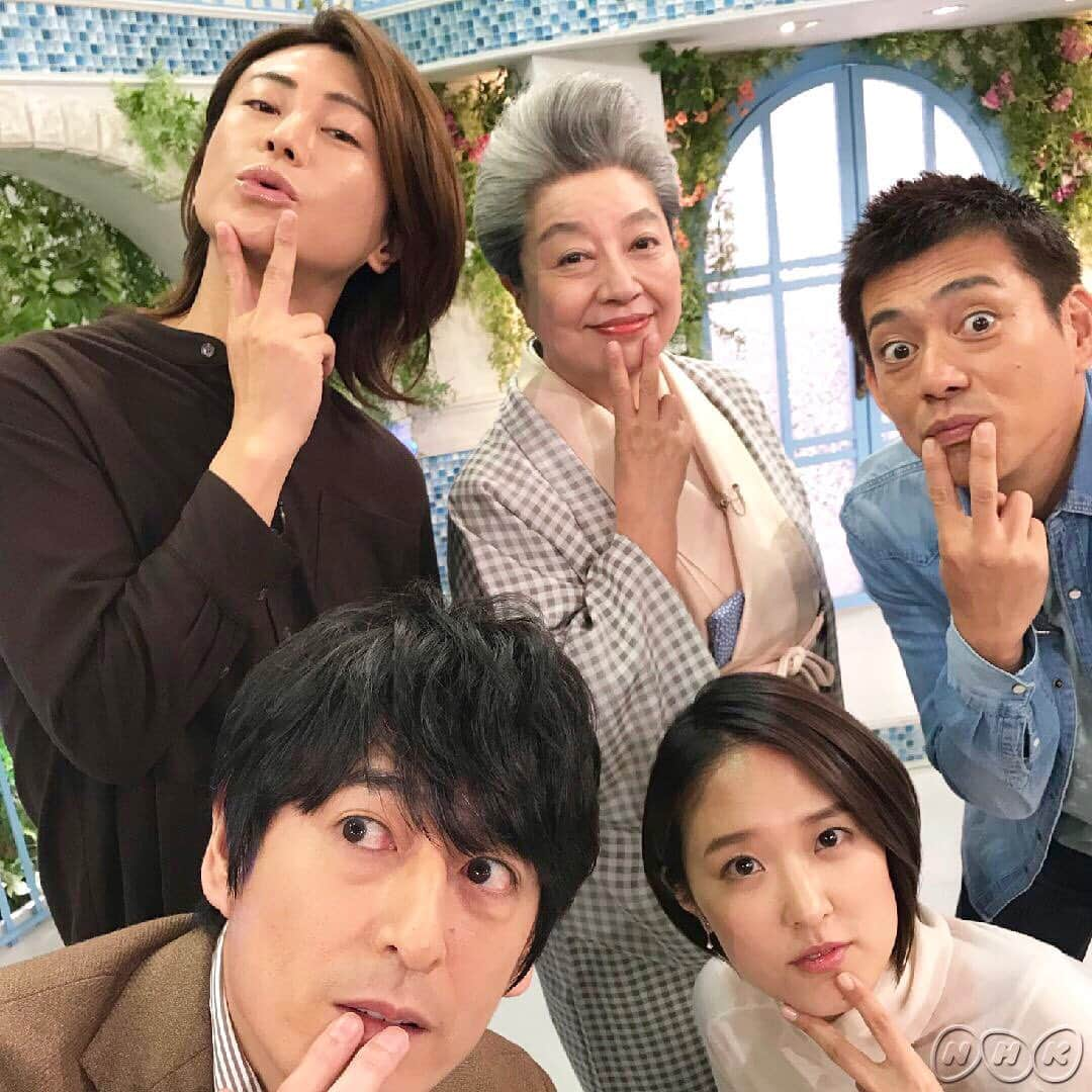 あさイチさんのインスタグラム写真 - (あさイチInstagram)「三林京子さん、氷川きよしさん、あさイチに降臨✨﻿ 氷川さんのインスタで話題のセクシーポーズで、はいチーズ💋💋💋﻿ ﻿ 2枚目は…﻿ 👉今日はねぎ特集なので、華丸さんの靴下も、なんと！ねぎ色👀 ﻿ みなさん、気づきましたか？﻿ ﻿ 長ねぎの美味しいレシピは、プロフィールのURLから番組ホームページで✅﻿ ﻿ #三林京子 さん﻿ #朝ドラ #スカーレット #大久保さん﻿ #氷川きよし さん  #紅白 #紅白歌合戦 #今が旬 #長ねぎ  #博多華丸大吉 さん﻿ #近江友里恵 アナ﻿ #nhk #あさイチ #8時15分から」12月3日 14時14分 - nhk_asaichi