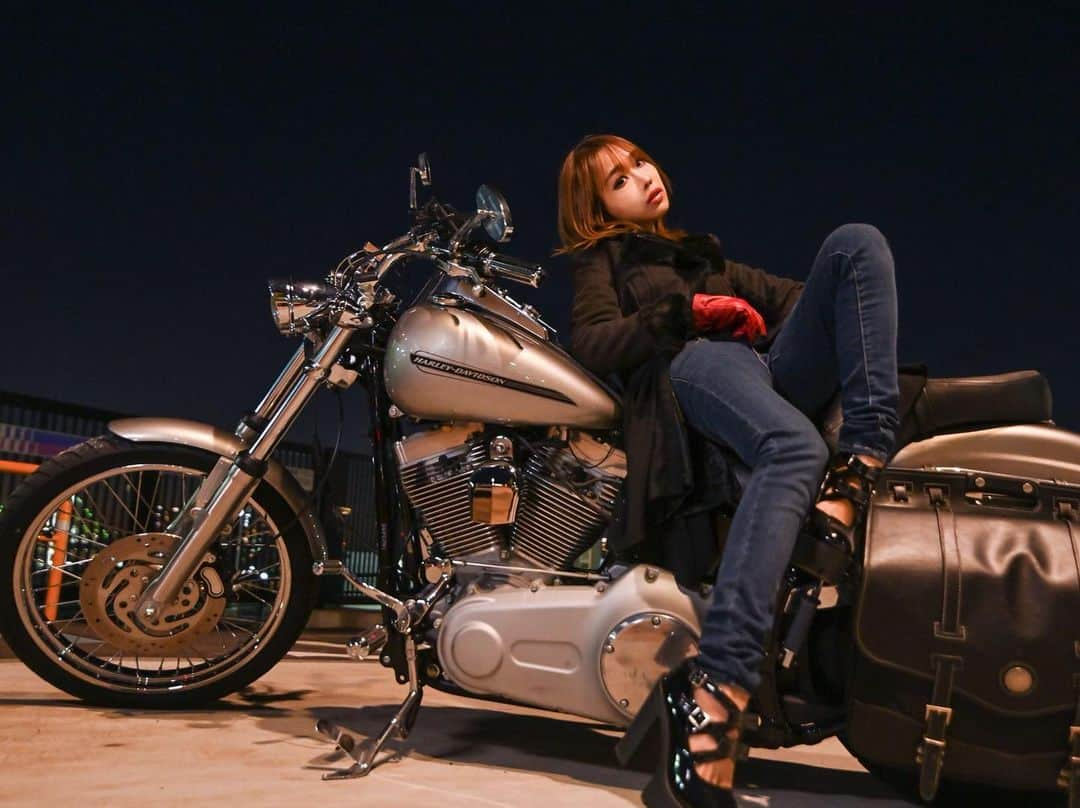 akane...さんのインスタグラム写真 - (akane...Instagram)「カメラマンさんが乗ってきたハーレイ🏍🌟と一緒に撮ってもらった💕 シルバーでキラッキラでカッコいいね❣️ありがとう🌟 、 、 、  Photo by たーな 、  follow me ❤️ #写真 #ファインダー越しの私の世界 #photo#portrait #ポートレート  #楽しい#ヘルプマーク #Japan#撮影会#japan#日本#一眼レフ #portraits#인물#인물사진#picoftheday #photography #好き#love #pic#picture #モデル#followme#インフルエンサー#ファッション#コーデ#ヘアモデル」12月3日 14時19分 - akane.nekoneko