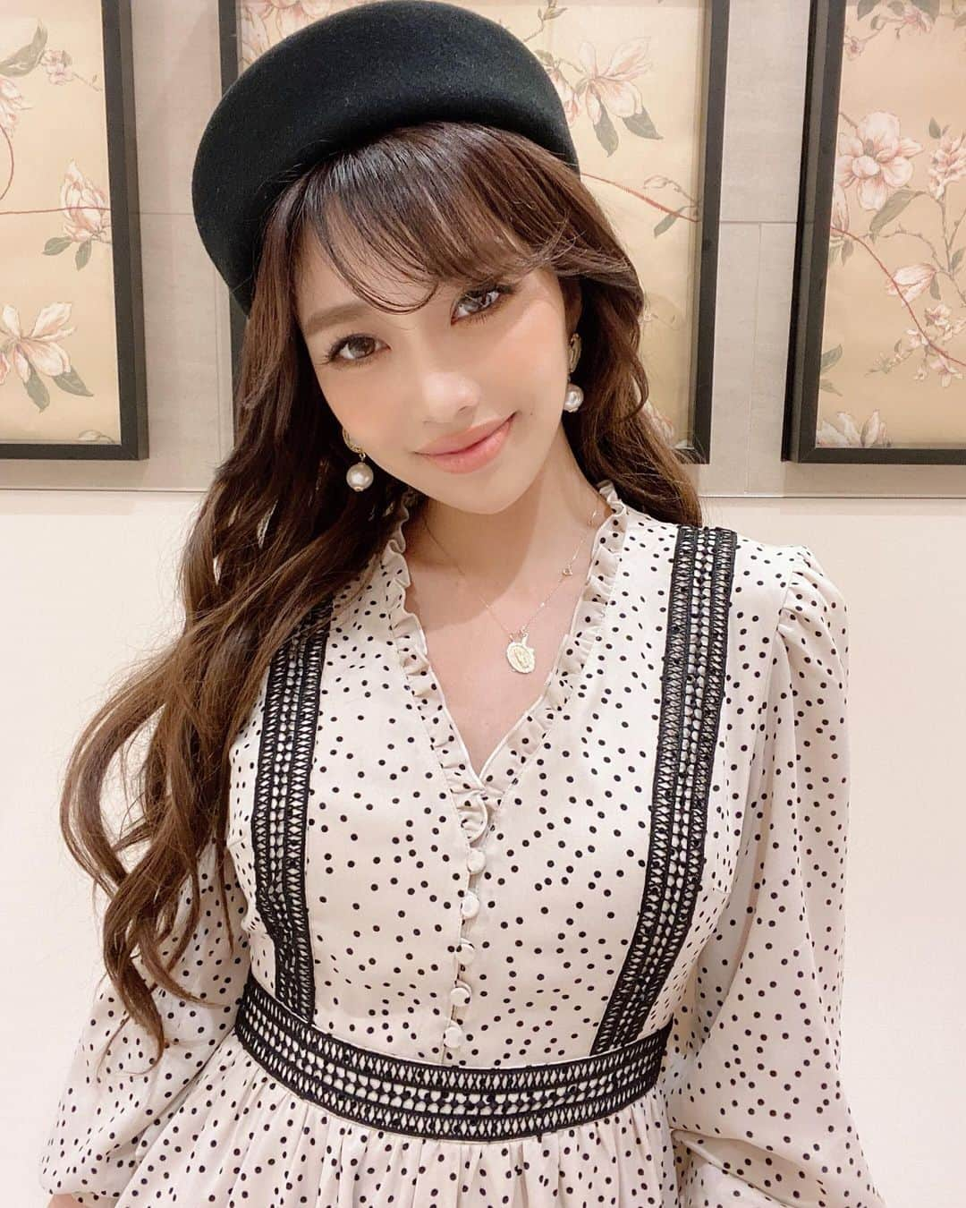 梯真奈美さんのインスタグラム写真 - (梯真奈美Instagram)「ただいま💓﻿ 昨日福岡から帰ってきたよ☺️﻿ 緊張の糸がほぐれたのか、熱がでちゃって﻿ もうろうとしながら飛行機乗り込んで帰ってきたの。﻿ ﻿ ラーメンかうどん食べて帰りたかったのに‥﻿ 毎回絶対に食べるのに‥﻿ それだけが心残り😔。笑﻿ ﻿ あっ💓﻿ たくさんのコメントや一緒に撮った写真の﻿ postありがとうございます🥺💓﻿ みんなに会えた楽しい時間の余韻に﻿ まだ浸ってるよ〜😌💓﻿ 今はたくさんの愛で胸がいっぱい。﻿ ホッ💓﻿ ﻿ もっともっといろんな県に行って、﻿ たくさんの方にお会いしたいなぁぁ🥺﻿ 来年はどこでPOPUPできるかな？😍﻿ #店頭コーデ﻿ #springの新作だよ💓﻿ #eimy #eimyistoire」12月3日 14時41分 - official_manami