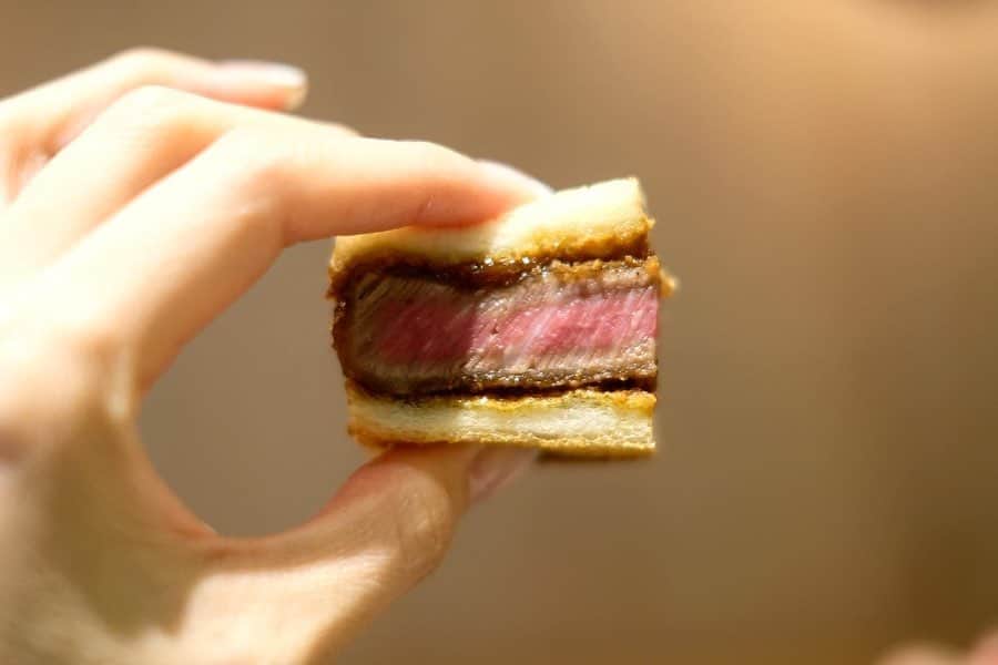 奥田順子さんのインスタグラム写真 - (奥田順子Instagram)「11月に大阪日本橋にopenした話題のサンド屋さん  @wagyu_sand 🍴にlunchにいってきました。 厳選されたこだわりの米沢牛のみを使用したプレミアム和牛サンドが食べられるお店！ シャトーブリアンを使ったサンドウィッチは1万円🥪‼️みんなで一切れずつシェアしました。 一切れで大満足の美味しさ👍🍴🍴 卵サンドやミンチカツサンドもすごく美味しい❤️ ， Takeoutもできるので、手土産にもおすすめ！ ・  #和牛ステーキ#和牛#和牛サンドイッチ#米沢牛#日本三大和牛#WAGYUSAND#シナモンホテル #大阪#日本橋#日本橋カフェ#大阪グルメ#大阪カフェ」12月3日 14時41分 - okuda_junko