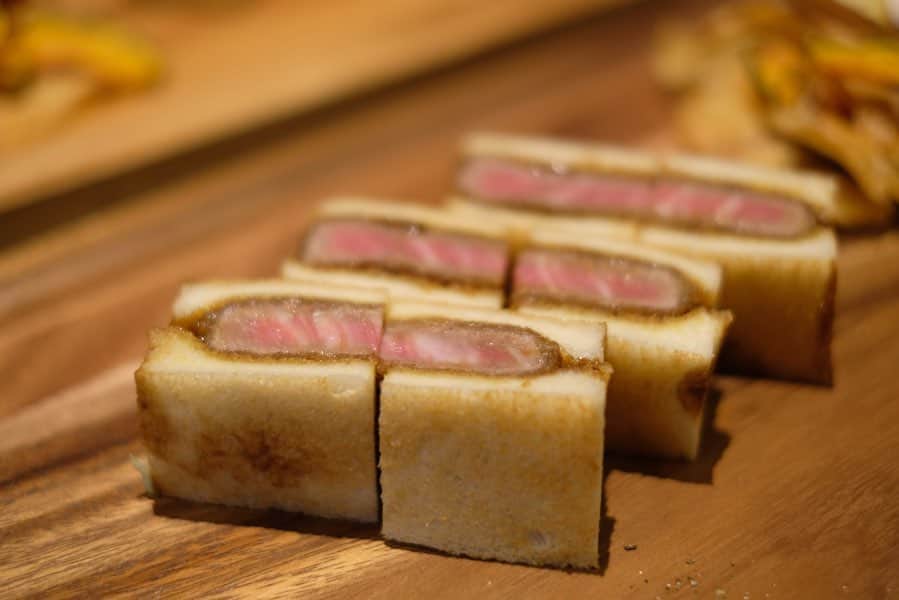 奥田順子さんのインスタグラム写真 - (奥田順子Instagram)「11月に大阪日本橋にopenした話題のサンド屋さん  @wagyu_sand 🍴にlunchにいってきました。 厳選されたこだわりの米沢牛のみを使用したプレミアム和牛サンドが食べられるお店！ シャトーブリアンを使ったサンドウィッチは1万円🥪‼️みんなで一切れずつシェアしました。 一切れで大満足の美味しさ👍🍴🍴 卵サンドやミンチカツサンドもすごく美味しい❤️ ， Takeoutもできるので、手土産にもおすすめ！ ・  #和牛ステーキ#和牛#和牛サンドイッチ#米沢牛#日本三大和牛#WAGYUSAND#シナモンホテル #大阪#日本橋#日本橋カフェ#大阪グルメ#大阪カフェ」12月3日 14時41分 - okuda_junko