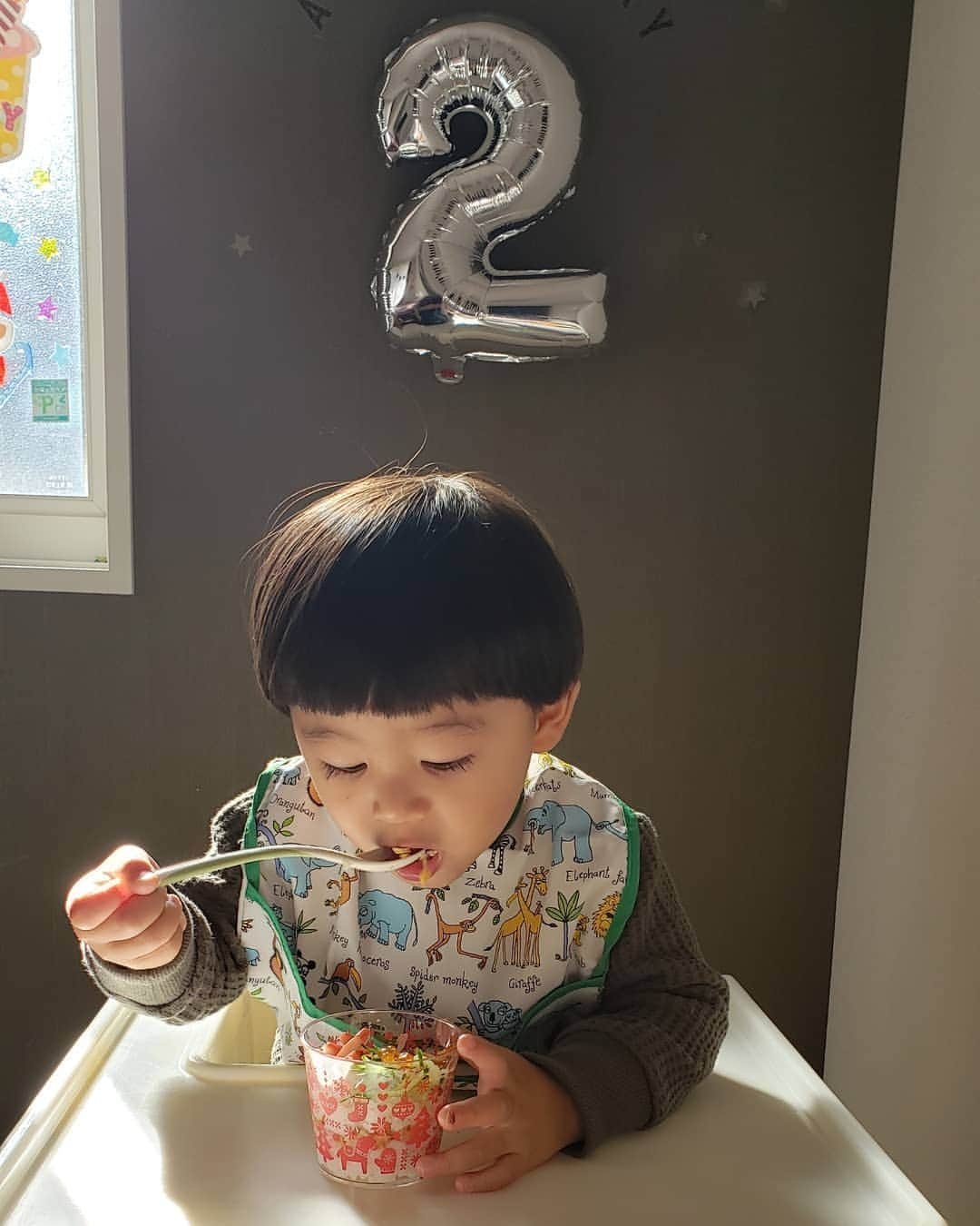 末永遥さんのインスタグラム写真 - (末永遥Instagram)「ポンさん☺ 2歳のお誕生日🎂を迎えました🥳 『🎉💓🎂Happy  birthday!!!!💓🎂🎉』 おめでとう～🎊嬉しいね～🙌 父ちゃんのお仕事帰宅後に合わせて、 ランチbirthdayパーティ🥳しました👐🎶 上手に出来た訳では無いけれど…😅😛 父ちゃんがポンさんを連れ出して、 お寿司の予約を受け取りに行ってくれたり… 協力してくれたおかげで、無事ε-(´∀｀;)ﾎｯ 大好きな新幹線🚅に車🚗の birthdayプレート🥰が、できました🙆‍♀️💮 和食派ポンさんのために、 ハンバーグのソースは2種😱 和風おろしたれ派ってなんだよ!?‪w  そして、ケーキ🎂も一応、 📷写真的にも用意はしたけど… ポンさんには少～し早いので😜 とちおとめイチゴのプリンを…🍓🙆‍♀️🍓 美味しい～😋🍴🎶 と、喜んでくれて、良かった🥰👏💮 (※食べているのはお寿司カップです😂💦) 無事に今日のこの日を迎えられたのも、 皆んなのおかげです😊❤ 本当に本当に…!!!! ありがとうございます😭✨💓 (※新幹線の裏側を妥協した事は（笑） ここだけの内緒のお･は･な･し (＊ˊ艸ˋ)♬*‪w🙊😛) 改めて、これからも… ポンさんの成長を見守って頂けたら🥰 嬉しいです🌱😊💞 2歳のポンさんも、 なにとぞ宜しくお願い致します🙇‍♀️💓 良かったね！ポンさん❤  産まれてきてくれて、ありがとう❤ すくすく育ってくれて、ありがとう❤ いつもいつもありがとう!!!!を、 ありがとう❤ 愛しています…*°♡*°♡*°♡ 本当に本当におめでとう😘😘😘🥳 #2歳#birthday#お誕生日おめでとう #へたっぴ#バースデープレート#カーズ #ドクターイエロー#新幹線#それでも #喜んでくれて良かった#ランチ で #お誕生日会#産まれてきてくれて #ありがとう#大好き#愛してるよ #キャラ弁 とか#デコレーション とか なくなれ#笑#どっと疲れた#爆睡決定」12月3日 14時42分 - haruka_suenaga86