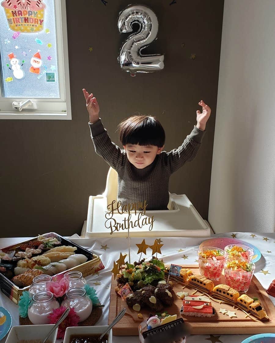 末永遥さんのインスタグラム写真 - (末永遥Instagram)「ポンさん☺ 2歳のお誕生日🎂を迎えました🥳 『🎉💓🎂Happy  birthday!!!!💓🎂🎉』 おめでとう～🎊嬉しいね～🙌 父ちゃんのお仕事帰宅後に合わせて、 ランチbirthdayパーティ🥳しました👐🎶 上手に出来た訳では無いけれど…😅😛 父ちゃんがポンさんを連れ出して、 お寿司の予約を受け取りに行ってくれたり… 協力してくれたおかげで、無事ε-(´∀｀;)ﾎｯ 大好きな新幹線🚅に車🚗の birthdayプレート🥰が、できました🙆‍♀️💮 和食派ポンさんのために、 ハンバーグのソースは2種😱 和風おろしたれ派ってなんだよ!?‪w  そして、ケーキ🎂も一応、 📷写真的にも用意はしたけど… ポンさんには少～し早いので😜 とちおとめイチゴのプリンを…🍓🙆‍♀️🍓 美味しい～😋🍴🎶 と、喜んでくれて、良かった🥰👏💮 (※食べているのはお寿司カップです😂💦) 無事に今日のこの日を迎えられたのも、 皆んなのおかげです😊❤ 本当に本当に…!!!! ありがとうございます😭✨💓 (※新幹線の裏側を妥協した事は（笑） ここだけの内緒のお･は･な･し (＊ˊ艸ˋ)♬*‪w🙊😛) 改めて、これからも… ポンさんの成長を見守って頂けたら🥰 嬉しいです🌱😊💞 2歳のポンさんも、 なにとぞ宜しくお願い致します🙇‍♀️💓 良かったね！ポンさん❤  産まれてきてくれて、ありがとう❤ すくすく育ってくれて、ありがとう❤ いつもいつもありがとう!!!!を、 ありがとう❤ 愛しています…*°♡*°♡*°♡ 本当に本当におめでとう😘😘😘🥳 #2歳#birthday#お誕生日おめでとう #へたっぴ#バースデープレート#カーズ #ドクターイエロー#新幹線#それでも #喜んでくれて良かった#ランチ で #お誕生日会#産まれてきてくれて #ありがとう#大好き#愛してるよ #キャラ弁 とか#デコレーション とか なくなれ#笑#どっと疲れた#爆睡決定」12月3日 14時42分 - haruka_suenaga86