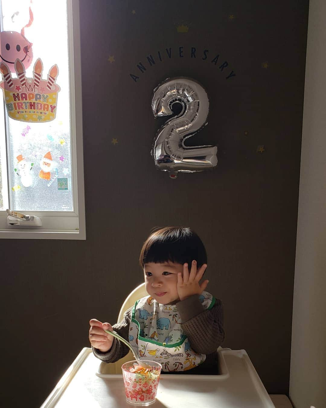 末永遥さんのインスタグラム写真 - (末永遥Instagram)「ポンさん☺ 2歳のお誕生日🎂を迎えました🥳 『🎉💓🎂Happy  birthday!!!!💓🎂🎉』 おめでとう～🎊嬉しいね～🙌 父ちゃんのお仕事帰宅後に合わせて、 ランチbirthdayパーティ🥳しました👐🎶 上手に出来た訳では無いけれど…😅😛 父ちゃんがポンさんを連れ出して、 お寿司の予約を受け取りに行ってくれたり… 協力してくれたおかげで、無事ε-(´∀｀;)ﾎｯ 大好きな新幹線🚅に車🚗の birthdayプレート🥰が、できました🙆‍♀️💮 和食派ポンさんのために、 ハンバーグのソースは2種😱 和風おろしたれ派ってなんだよ!?‪w  そして、ケーキ🎂も一応、 📷写真的にも用意はしたけど… ポンさんには少～し早いので😜 とちおとめイチゴのプリンを…🍓🙆‍♀️🍓 美味しい～😋🍴🎶 と、喜んでくれて、良かった🥰👏💮 (※食べているのはお寿司カップです😂💦) 無事に今日のこの日を迎えられたのも、 皆んなのおかげです😊❤ 本当に本当に…!!!! ありがとうございます😭✨💓 (※新幹線の裏側を妥協した事は（笑） ここだけの内緒のお･は･な･し (＊ˊ艸ˋ)♬*‪w🙊😛) 改めて、これからも… ポンさんの成長を見守って頂けたら🥰 嬉しいです🌱😊💞 2歳のポンさんも、 なにとぞ宜しくお願い致します🙇‍♀️💓 良かったね！ポンさん❤  産まれてきてくれて、ありがとう❤ すくすく育ってくれて、ありがとう❤ いつもいつもありがとう!!!!を、 ありがとう❤ 愛しています…*°♡*°♡*°♡ 本当に本当におめでとう😘😘😘🥳 #2歳#birthday#お誕生日おめでとう #へたっぴ#バースデープレート#カーズ #ドクターイエロー#新幹線#それでも #喜んでくれて良かった#ランチ で #お誕生日会#産まれてきてくれて #ありがとう#大好き#愛してるよ #キャラ弁 とか#デコレーション とか なくなれ#笑#どっと疲れた#爆睡決定」12月3日 14時42分 - haruka_suenaga86