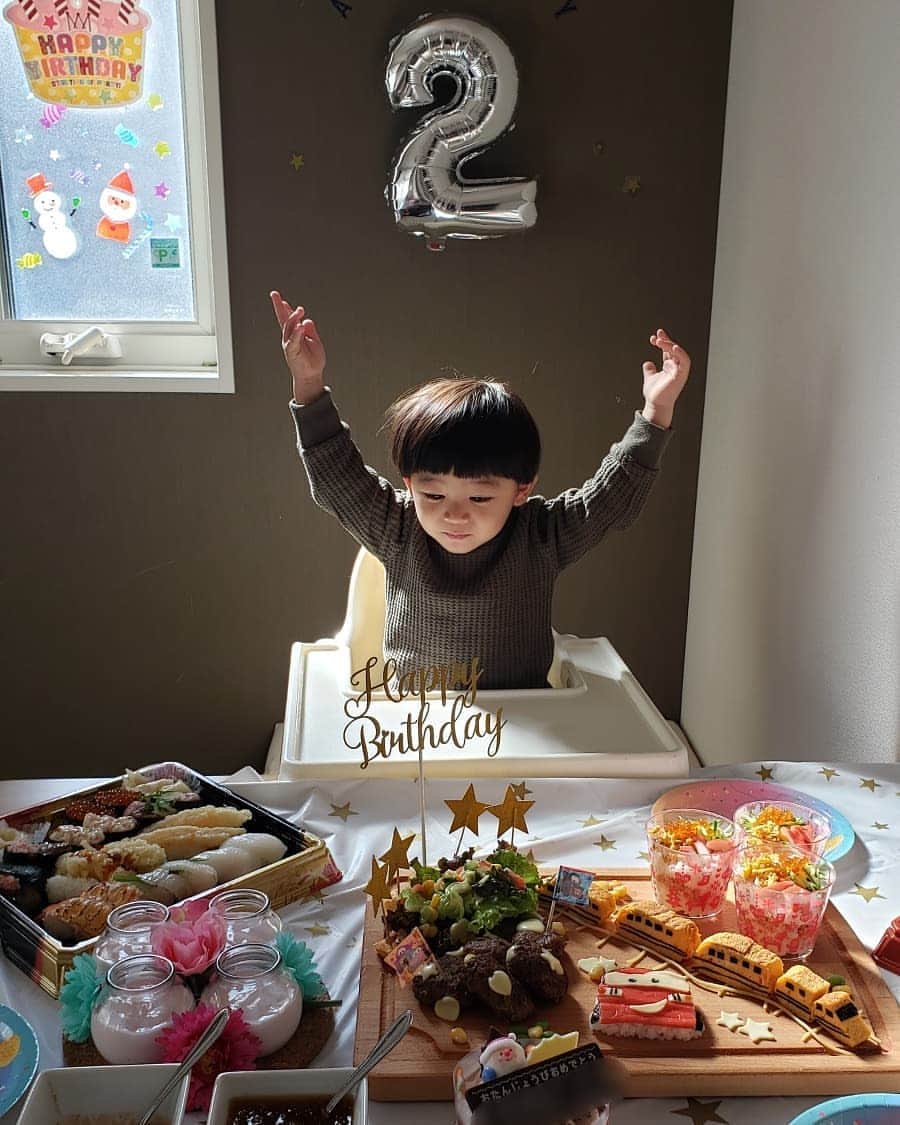 のインスタグラム：「ポンさん☺ 2歳のお誕生日🎂を迎えました🥳 『🎉💓🎂Happy  birthday!!!!💓🎂🎉』 おめでとう～🎊嬉しいね～🙌 父ちゃんのお仕事帰宅後に合わせて、 ランチbirthdayパーティ🥳しました👐🎶 上手に出来た訳では無いけれど…😅😛 父ちゃんがポンさんを連れ出して、 お寿司の予約を受け取りに行ってくれたり… 協力してくれたおかげで、無事ε-(´∀｀;)ﾎｯ 大好きな新幹線🚅に車🚗の birthdayプレート🥰が、できました🙆‍♀️💮 和食派ポンさんのために、 ハンバーグのソースは2種😱 和風おろしたれ派ってなんだよ!?‪w  そして、ケーキ🎂も一応、 📷写真的にも用意はしたけど… ポンさんには少～し早いので😜 とちおとめイチゴのプリンを…🍓🙆‍♀️🍓 美味しい～😋🍴🎶 と、喜んでくれて、良かった🥰👏💮 (※食べているのはお寿司カップです😂💦) 無事に今日のこの日を迎えられたのも、 皆んなのおかげです😊❤ 本当に本当に…!!!! ありがとうございます😭✨💓 (※新幹線の裏側を妥協した事は（笑） ここだけの内緒のお･は･な･し (＊ˊ艸ˋ)♬*‪w🙊😛) 改めて、これからも… ポンさんの成長を見守って頂けたら🥰 嬉しいです🌱😊💞 2歳のポンさんも、 なにとぞ宜しくお願い致します🙇‍♀️💓 良かったね！ポンさん❤  産まれてきてくれて、ありがとう❤ すくすく育ってくれて、ありがとう❤ いつもいつもありがとう!!!!を、 ありがとう❤ 愛しています…*°♡*°♡*°♡ 本当に本当におめでとう😘😘😘🥳 #2歳#birthday#お誕生日おめでとう #へたっぴ#バースデープレート#カーズ #ドクターイエロー#新幹線#それでも #喜んでくれて良かった#ランチ で #お誕生日会#産まれてきてくれて #ありがとう#大好き#愛してるよ #キャラ弁 とか#デコレーション とか なくなれ#笑#どっと疲れた#爆睡決定」