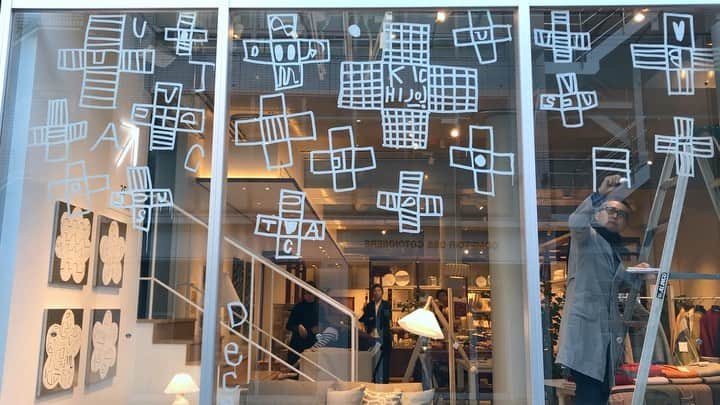 のインスタグラム：「. アクタス・吉祥寺店にて現在、 アクタスのポイントカードのイラストも手掛けていただいた、アーティスト・松林誠さんの原画展を開催中！  吉祥寺店内に版画やペイント作品がインテリアに合わせて展示されているほか、店頭のウィンドウに松林誠さんがペインティングを施してくださっています。  展示品の一部に関しては販売も行っています。」