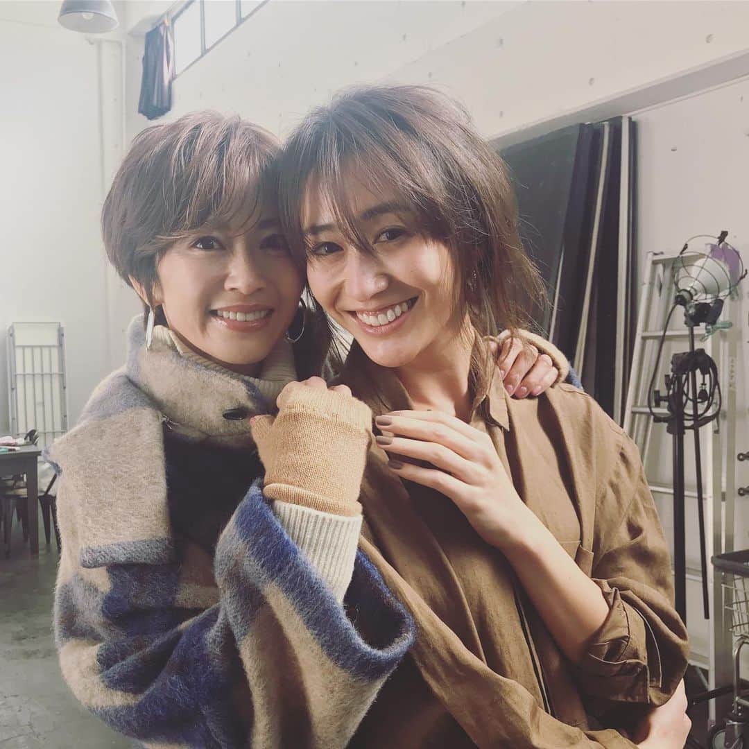 畑野ひろ子のインスタグラム：「@story_love40 撮影のスタジオで、 @veryweb.jp チームと会えた😆❤️ 嬉しい！ @mariakamiyama とも久しぶりに再会できてテンション上がりました😍‼️」