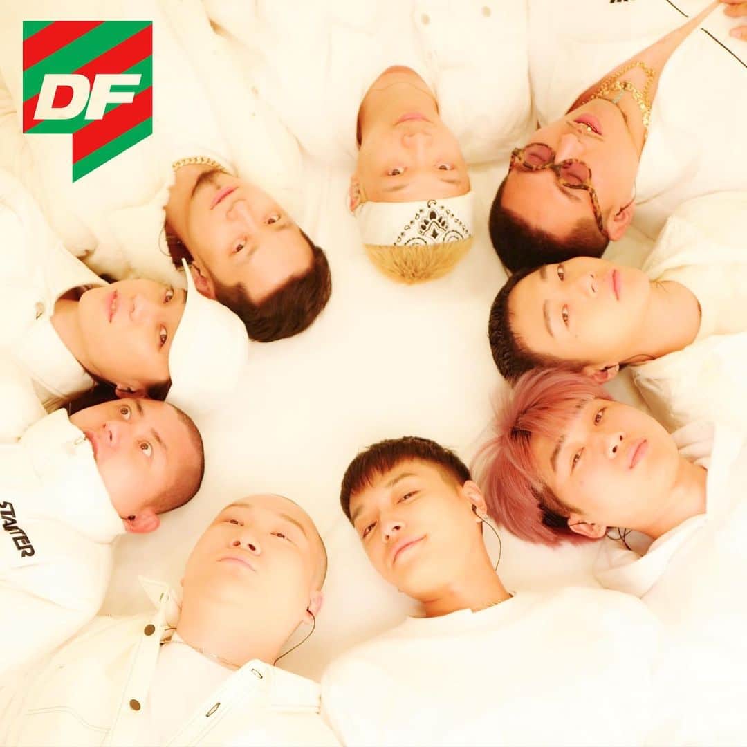 サイモンD のインスタグラム：「내년엔 잘될거야 #아마두 #미리크리스마스 #happynewyear」