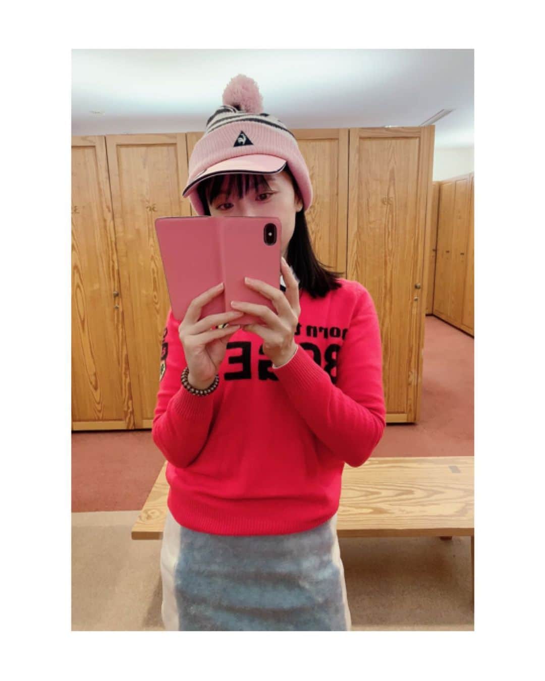 川村亜紀さんのインスタグラム写真 - (川村亜紀Instagram)「先日のゴルフ⛳️ 体調を崩して、久しぶりにクラブを持ちましたら今年一番の悪いスコアでした。 ゴルフが久しぶりだからと言うのも言い訳で、センスの問題かもしれないけれど笑 今回のスコアは気にせずに次のラウンドを楽しみたいと思います✨  #golf #golfround #playgolf #golfisfun #golfwearcordinate #instagolf  #pearlygates #archivio #lecoqgolf  #ゴルフ女子 #ゴルフウェアコーディネート  #パーリーゲイツ #アルチビオ #ルコックゴルフ  #毎月ラウンド #行けたらいいな  #ラウンド数 を #増やして #上達するのみ #日よけ対策 #大切 #日焼け対策して楽しむ #アンダーウェアの下にも日焼け止め #⛳️ #🏌🏻‍♀️」12月3日 14時56分 - _aki1015_