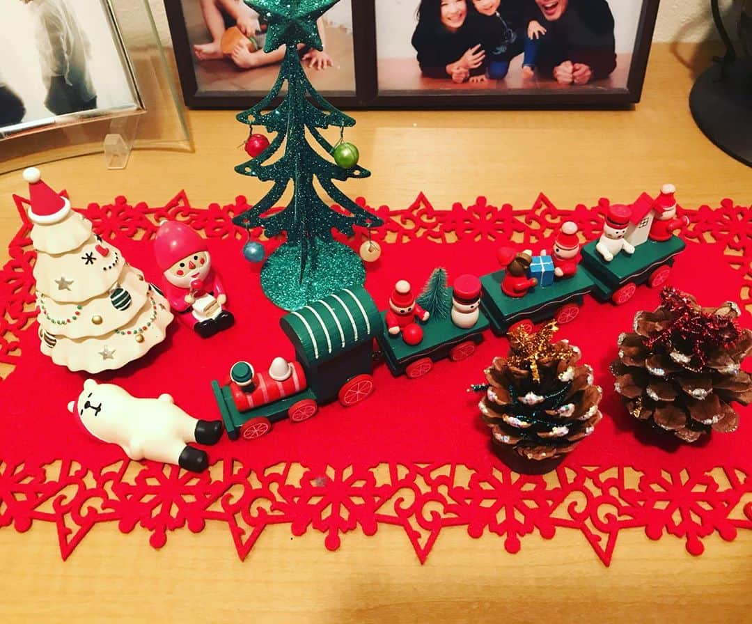 小西ゆりなさんのインスタグラム写真 - (小西ゆりなInstagram)「手作り感満載の松ぼっくりのオーナメントを一緒に飾ってみたところ… 意外としっくりきた🎄✨ #手作りオーナメント #xmas #松ぼっくり工作 #クリスマスツリー #手作り感満載」12月3日 15時04分 - yurina_konishi