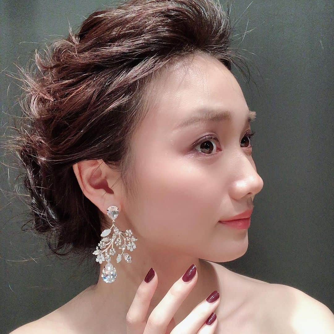 海野ナルのインスタグラム：「#ハツコエンドウ #abyhatsukoendo  ドレスに欠かせないアクセサリー。 @cejourla_ginza  動くたびキラキラして顔の雰囲気もパッと明るく 見せてくれます🤗♡ . hairは @hatsukoendo_sakata  #ウェディングドレス #アクセサリー #花嫁」