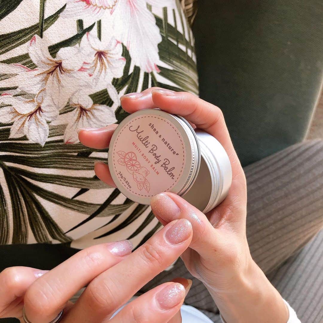 大桑マイミのインスタグラム：「@sheanature_official のマルチボディ〜バームで、意外と忘れがちな甘皮、指先を保湿。本当マルチ♪全身使えちゃうから便利。ネイルは12月をイメージしてチェンジ。指はキラキラ🤩ペティキュアはギラギラ。　@salonbdaikanyama  さんにお願い致しました。まつエクと同時に行ってもらえるから本当に助かります。salonbでは、そこでしか購入できないコスメや選すぐりな商品も販売しているのでプレゼント🎁にもぴったりなものみつけられます。　素敵なもの沢山。 クリスマス🎄プレゼントみつよ。」