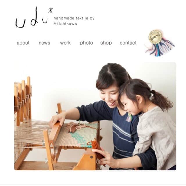Boojilさんのインスタグラム写真 - (BoojilInstagram)「今年の東京おかっぱちゃんハウス&OKP STOREの締めくくり❄️ わたしが大好きな心友、北欧の織物作家"udu textil"の個展を企画しました。 @udutextil  新作がたくさん並びます。  2019.12.10(tue)-22(sun) 開催します。(月曜休)  誰にも真似できない色彩感覚と、丁寧な技術で織られたラグや、バッグ、自ら染色するアクセサリーは、どれもとても魅力的。uduが主宰する織物教室 @kami.ito にはわたしも生徒として通い、その技術の高さと、教室のあたたかな雰囲気に感銘を受けました。  わたしがイラストレーターを志して数年経った21歳の頃、知り合ったudu。その時すでに織物の世界にいた彼女。あれから15年時が経ちました。  その頃はお互いアルバイトをしながら、夢に向かって奮闘していたけれど、いまは幸せなことに努力が実って、自分の好きな仕事をして忙しくしている。  運良く子宝にも恵まれ、いまは家族ぐるみで仲良しのuduファミリー。  結婚しても、こどもが生まれても、uduが表現する作品たちは名前の通り"愛"でいっぱいです。 手仕事の温もり、素晴らしさを伝え続ける彼女の久しぶりの個展が @okp_store で開催されます。  織物をもっとカジュアルに、身近な存在にしてくれたのは、正しく彼女です。手仕事の素晴らしさ、是非みなさんも彼女の世界を見にいらしてください。  料理も上手で、人に優しく、笑いのセンスもピカイチで、誰からも愛される存在！こんな人、いるの？いるんです。ありがたいことに、わたしの側に〜😚笑  どうぞみなさまにも紹介したい素敵な個展になることと思います。 皆様のお越しをお待ちしております〜  udu、ラストスパート頑張って〜🎄 ❄️「udu textil exhibition 〜あいまいなロンバス」  2019.12.10(tue)-22(sun) open 12:00-18:00 ○16日 monday close  テキスタイル作家、イシカワアイが主宰する北欧織を中心にしたハンドメイドのテキスタイルブランド  @udutextil  @okp_store では、初めて個展を開催します。  10年以上、織物や染色の世界で技術を積み重ねてきた技術を用いながら、彼女にしかできないセンスの良いカラフルな色使いと、自由でユニークなデザインで、唯一無二のオリジナリティ溢れる織りの世界をお楽しみいただけます。  年内最後の展示です！一押しのイベントなので是非みなさま足をお運びください🌈  今回は手織り、タフティングを用いた１点もののラグやバッグ、ブローチから、スツール、そして小さなアクセサリーなども展示販売致します。  彼女が主宰する織物教室&共同アトリエ「 紙と糸 @kami.ito 」 の生徒さんの作品も一部展示されます。 「まっすぐじゃなくたっていいじゃない」遊び心ある、自由なテキスタイルの世界を是非味見ししにいらしてください。 ○ご紹介している作品のお写真は過去の作品です。新作のご紹介は近日中に少しずつお知らせ致します☀️ ☃️12月15日(日) ミニ織り機(oritori)を使ったワークショップを開催します。当日参加OK🙆‍♀️ 🎄会期中、東京おかっぱちゃんハウス にて @okappachanhouse 同時開催 「おとなもこどももたのしめる Christmas market」もお楽しみください！」12月3日 15時10分 - boojil