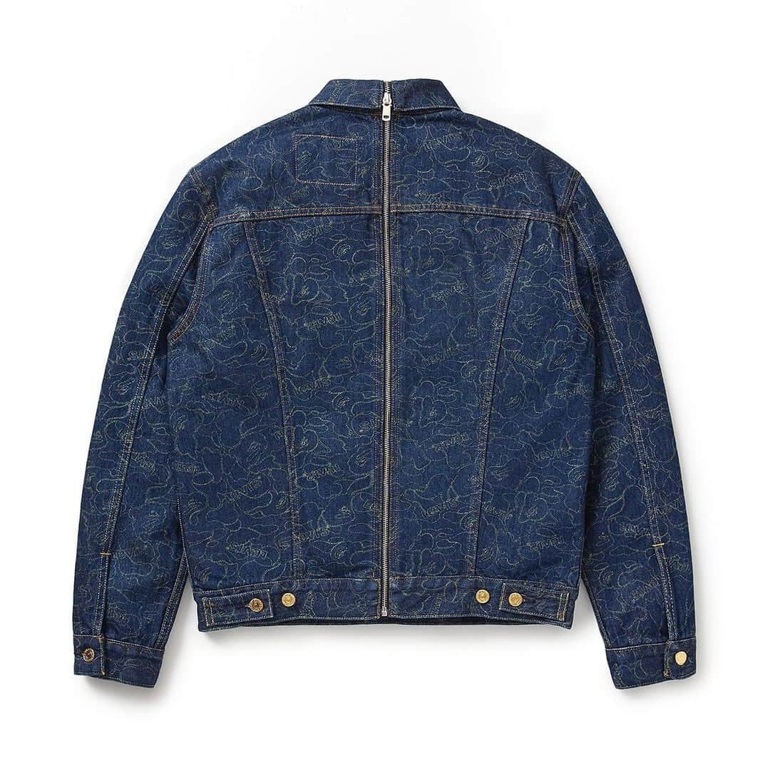 Levi’sさんのインスタグラム写真 - (Levi’sInstagram)「Levi’s® Type III Trucker Jacket, born in 1967, is an apparel icon. Now it’s more than the sum of its parts. Levi’s® x BAPE® Split Trucker Jacket has a full zip down the back so it can be zipped apart and zipped onto any other jacket in the collection. The first release of Levi’s® x BAPE® is a limited edition Dubai version. It’s made of 12-oz. indigo denim, features screen-printed Levi’s® logos and “stitching” in a play on the famous BAPE® camo. Its 13-oz. black twill counterpart is lined with the famous BAPE® camo print in black, white, red and green —colors inspired by the United Arab Emirates. Available exclusively at Sole DXB on December 5th - 7th. #LEVISxBAPE」12月3日 15時10分 - levis