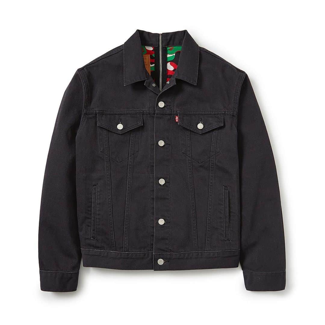 Levi’sさんのインスタグラム写真 - (Levi’sInstagram)「Levi’s® Type III Trucker Jacket, born in 1967, is an apparel icon. Now it’s more than the sum of its parts. Levi’s® x BAPE® Split Trucker Jacket has a full zip down the back so it can be zipped apart and zipped onto any other jacket in the collection. The first release of Levi’s® x BAPE® is a limited edition Dubai version. It’s made of 12-oz. indigo denim, features screen-printed Levi’s® logos and “stitching” in a play on the famous BAPE® camo. Its 13-oz. black twill counterpart is lined with the famous BAPE® camo print in black, white, red and green —colors inspired by the United Arab Emirates. Available exclusively at Sole DXB on December 5th - 7th. #LEVISxBAPE」12月3日 15時10分 - levis