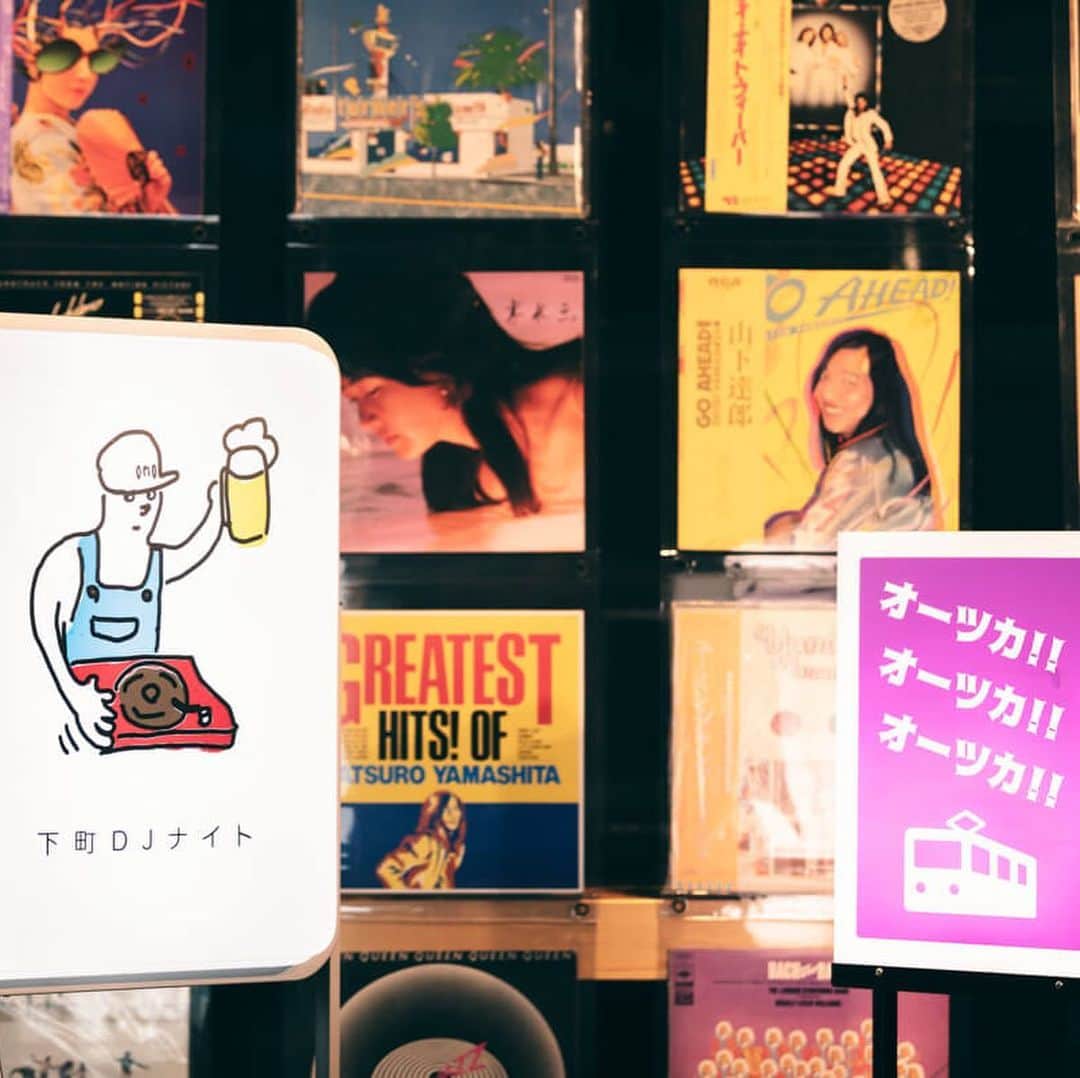 星野リゾートさんのインスタグラム写真 - (星野リゾートInstagram)「【12/6（金）「オーツカ下町 DJ ナイト」初開催！】﻿ ﻿ Immerse yourself in the best retro tunes--join us at Hoshino Resorts OMO5 Tokyo Otsuka for fun-filled DJ nights.﻿ ﻿ 東京23区内有数のディープな街、大塚。昔ながらの商店街や、都電が走る街並みなど昭和レトロな下町の風情が残っています。かつて城北随一の繁華街といわれた花街があったことで、芸事を応援する文化が今も残り、ライブハウスや楽器の生演奏が聞けるバー、ショーレストランが軒を連ねる「音楽の街」としても実は知られています。﻿ ﻿ そんな大塚の街にある「OMO5東京大塚」では、旅行者と地域の方が気軽に集い共に楽しんでもらいたいという思いから、大塚の街ならではの文化をベースにしたラウンジイベントとして「オーツカ下町DJナイト」を毎週金曜夜に開催することとなりました。「オーツカ下町DJナイト」を楽しむポイントを3つをご紹介いたします。﻿ ﻿ ❶OMO DJによる大塚の街をイメージした選曲🎧﻿ OMOのスタッフが夜はDJへと変身！昭和レトロな大塚をイメージして、80 年代に流行ったシティポップからムーディーな歌謡曲などを中心としたユニークな選曲でゲストを盛り上げます。﻿ ﻿ ❷オリジナルカクテルが楽しめる「ホッピー酒場」🍻﻿ 下町ならではのドリンクといえばホッピーだ！ということで、音楽のお供に楽しめるホッピーを使ったオリジナルカクテルを用意しました。今までホッピーに馴染みがなかったという方でも、カフェラテやオレンジなど、意外だけど飲みやすい組み合わせのメニューで気軽に下町の味が楽しめます。﻿ ﻿ ❸レトロな看板・アナログレコード装飾🌃﻿ レトロな雰囲気にデザインされた看板や、どこか温かみがある昭和歌謡曲やシティポップ等のレコードのジャケットが装飾され、昭和の下町を想起させる雰囲気です。﻿ さらに、イベント開催と併せてアナログレコードの販売も行います。海外でも日本のシティポップや昭和歌謡が再注目されている中、お気に入りの 1 枚を探してお土産にするのもおすすめです。﻿ ﻿ ラウンジ「OMOベース」は街のリアルに触れ、地域と人々がつながる場所。ぜひお気軽にご参加ください✨﻿ ﻿ #HoshinoResorts #星野リゾート #omo5 #omo5TokyoOtsuka #omo5東京大塚 #Tokyo #Otsuka #大塚 #東京 #東京旅行 #TokyoHotel #TokyoTrip #JapaneseHotels #travelJapan #ig_Japan #MyTinyAtlas #JapanTravel #オーツカ下町DJナイト #ホッピー」12月3日 15時22分 - hoshinoresorts.official