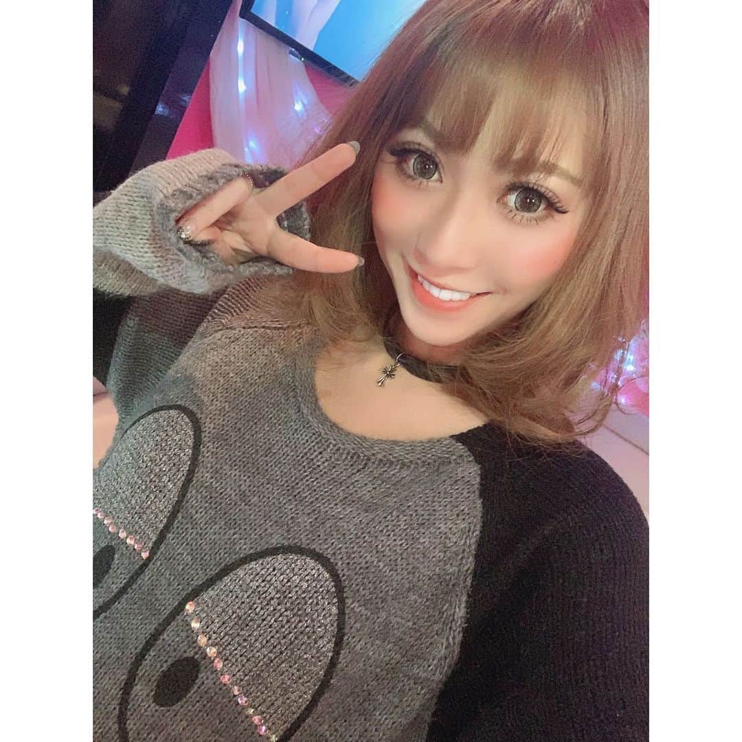 葉月樹里のインスタグラム：「妖怪とオバQ👻 . .  こんくらいの髪の長さって飽きが凄い。 . .  切るか伸ばすか🤔🤔🤔 . . .  #葉月樹里 #soiréeine #ソワレーヌ #12月に入りました #宜しくお願いします #最近写真を撮る習慣がほんまにない #これはいよいよやばい #そん時にパッと撮ったやつだけをアップしだすようになってしまっとる #バースデーの写真もストーリーか動画かしか撮ってないから写真がなんもあらへん #もう色んなもんに興味が薄れてきだしたら年寄りこじらせてきてる合図すぎ終わり　←いまここらへん #ミディアムショート #オバQ #chromehearts」