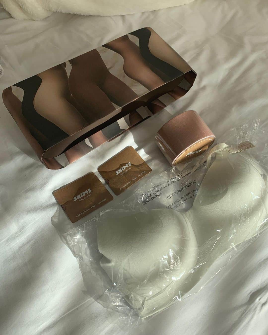 のインスタグラム：「今日は  @kimkardashian のブランド、  @skims が届きました🎁🥰🥰🥰 ブラジャーと、  ニップレスと、  オッパイテープ😍😍😍😍👏🥰 オッパイテープは、  下着の替わりとして付けるテープでして、  海外ではパーティが多いので、  肌を露出する服も多いですからね✨  背中があいたドレスも多いし、  だからこの様なアイテムがあり商品にもなって💋💄 だから、この様なモノが存在するのです🎉🇺🇸🥰👏🌟 昔、キムちゃんのリアリティーショウで、📺 キムちゃんは、  本当のガムテープをオッパイに、  つけて持ち上げて、  ドレスきていたなぁ〜💃 ノーブラじゃ嫌だし、  困ったわ‼️って  テープをオッパイにつけて、持ち上げていたのです🌟🔥 ナイスアイデア❣️ って私はその時思ったのでした👏👏😍 私も買ってみましたぁ〜😅😍❣️👏 笑😍  自分でつけられるかなぁ〜😅😅😅 #skims #kimkardashian #下着」