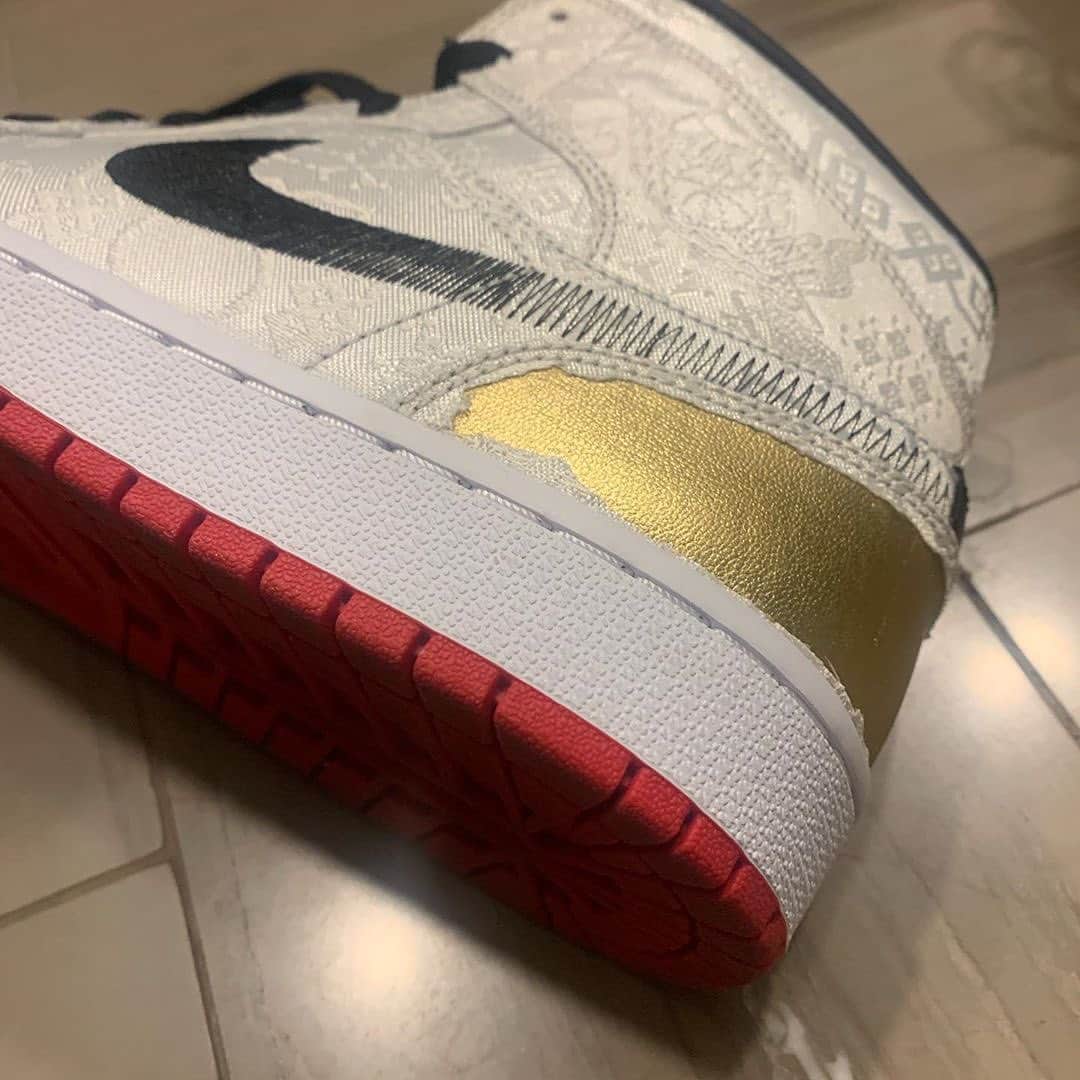 Sneaker News x Jordans Dailyさんのインスタグラム写真 - (Sneaker News x Jordans DailyInstagram)「@edcee3000 gives us a quick glimpse of what’s underneath his upcoming Air Jordan 1 Mid 👀 Dropping December 6th #jordansdaily」12月3日 15時20分 - jordansdaily