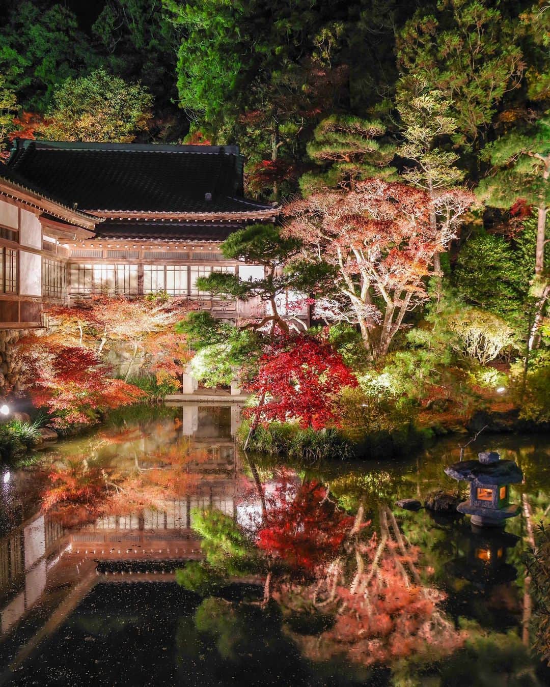 田島知華さんのインスタグラム写真 - (田島知華Instagram)「【Japan🇯🇵Saitama】Japanese autumn leaves🍁 今年は日本で秋を過ごす時間が短くて紅葉撮影に行けないので、去年出し損なって眠っていた写真を。  都内から2時間かからず行ける寳登山神社。 夜の紅葉リフレクションを収めたくて風が落ち着いている日を狙って行きました。 灯籠がいい味出してくれてる✨ 月の石もみじ公園のライトアップされた紅葉も綺麗だったなぁ…！ Copyright © TAJIHARU  PENTAX K-1 MarkⅡ HD PENTAX-D FA 15-30mmF2.8ED SDM WR HD PENTAX-D FA 28-105mmF3.5-5.6ED DC WR _ #たじはるトリップ #TAJIHARU_japan #日本 #埼玉 #紅葉 #寳登山神社 #月の石もみじ公園 #日本の秋 #紅葉狩り #リフレクション #カメラ女子 #田島知華 #たじはる #トラベルフォトライター #国内旅行 #japan #saitama #japantrip #autumnleaves #reflection #igersjp #ptk_japan #photo_jpn #lovers_nippon #japan_daytime_view #bestjapanpics #beautifuldestinations #earthpix #discoverearth #wonderful_places」12月3日 20時47分 - haruka_tajima