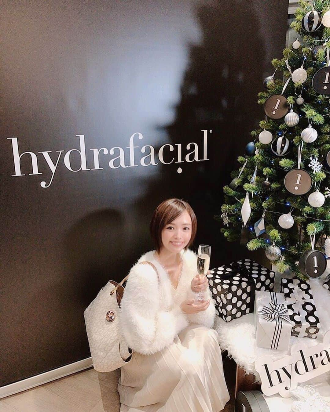 ゆうかさんのインスタグラム写真 - (ゆうかInstagram)「今日はレディーガガやパリスヒルトンが愛用している @hydrafacial.jp のクリスマスパーティーに行ってきました❤️❤️﻿ ﻿ ハイドラフェイシャルやってもらったんだけど、唇が、マジで生き返りました🤣❤️❤️❤️(嬉しい〜☺️💕💕💕)﻿ ﻿ シャンパンや軽食も美味しくてさすがでした😋❤️❤️﻿ ﻿ @pan_dairy ちゃんも一緒で☺️💕﻿ 2人で鼻つるつるだね😍って感動してた🥺笑﻿ ﻿ ステキなパーティーに招待していただいてありがとうございました☺️❤️今度新宿のお店に遊びに行きます❤️﻿ ﻿ #ハイドラフェイシャル #クリスマスパーティー #美容イベント #美容大好き #美容好き #美容 #クリスマスツリー #クリスマス #シャンパン #パーティー #デトックスウォーター」12月3日 20時52分 - yuuka_japan