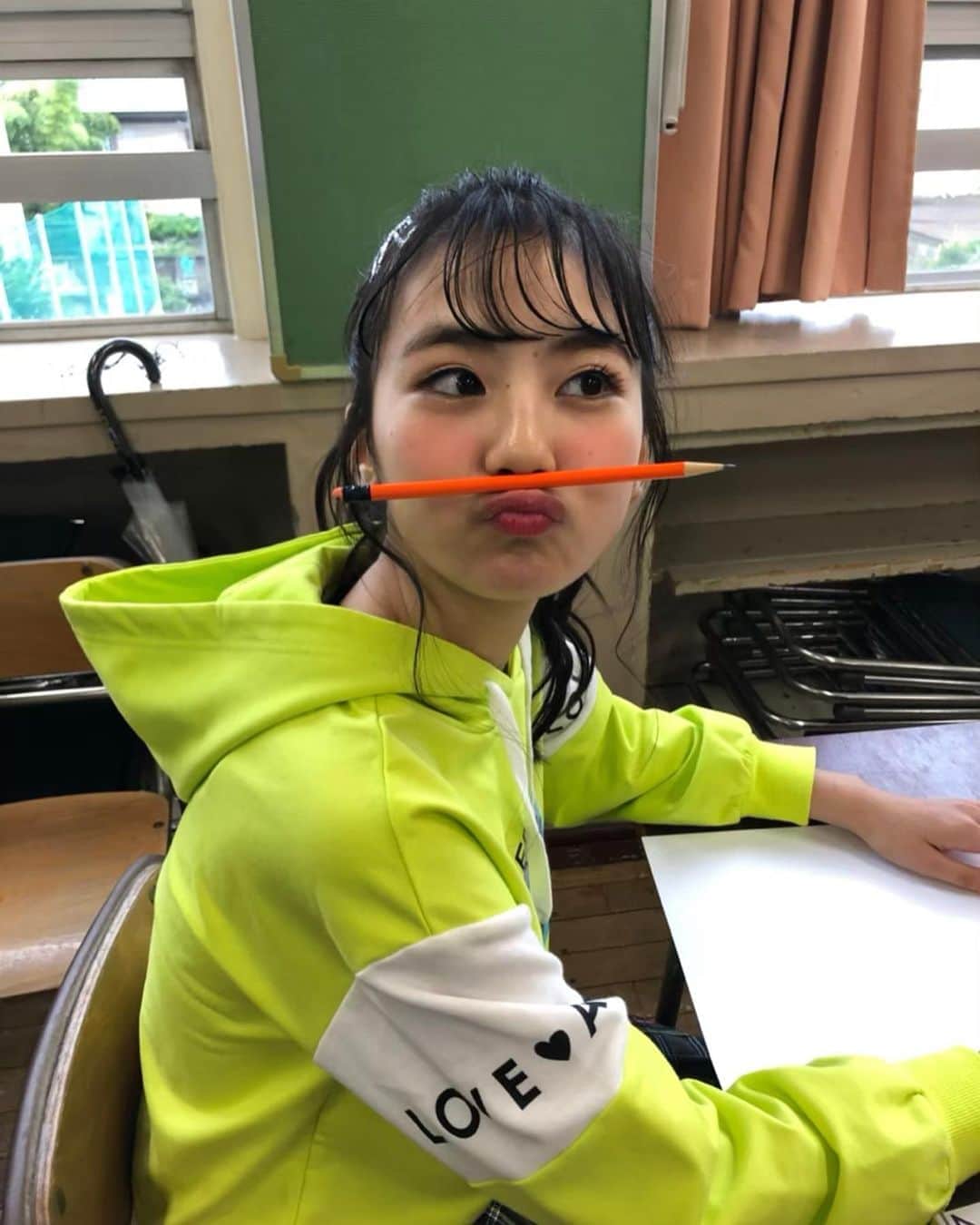 ニコ☆プチのインスタグラム：「✏︎💭 むむむ~~ なるっちゃん。笑 めちゃ綺麗にえんぴつのせてます😚✏️笑 #関谷瑠紀  #ルキと鉛筆」