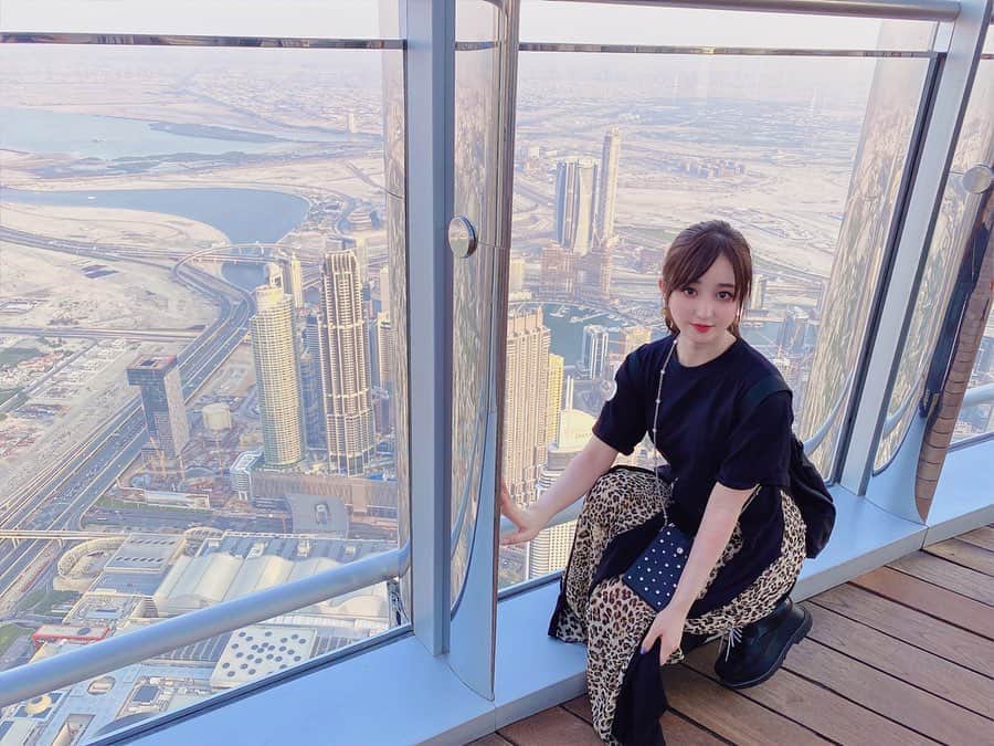 新希咲乃さんのインスタグラム写真 - (新希咲乃Instagram)「ドバイ2日目🇦🇪 ﻿ ﻿ 世界一高い建物の #ブルジュハリファ に行きました！﻿ 本当に高すぎて、建物って認識じゃなくなるの笑笑﻿ 高すぎるとそうなるっぽい、ら頭👳🏻笑﻿  148階から見た景色です！！！すごいよね〜！絵みたいに見えてくるよ！ ﻿ この日はアラブ首長国連邦の建国記念日だったから﻿ いつもより賑わってて楽しかったな！﻿ ドバイには世界一がたくさんあります！﻿ Twitterにも違うものを更新してるので見てね♡﻿ あとストーリーもたくさん更新してまーす٩(*´︶`*)۶﻿ ﻿ DM見てます！おすすめとか送ってくれて﻿ ありがとうー！！！﻿ そこ行ったりしてます٩(*´︶`*)۶﻿ ﻿ .﻿ #ドバイ #アラブ #arab #旅 ﻿ #trip #アラブ首長国連邦 #女子旅  #世界一 #ブルジュハリファ #burjkhalifa  #旅行 #新希咲乃  #nanikoreemirates﻿ #EmiratesAirlines﻿ #FlyEmiratesFlyBetter﻿ #visitdubai﻿ #ナニコレエミレーツ﻿ #ビジットドバイ﻿ #PR﻿」12月3日 15時30分 - niki_sakino