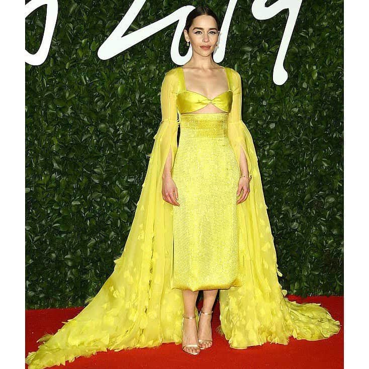 ペトラ・フラナリーさんのインスタグラム写真 - (ペトラ・フラナリーInstagram)「🌟💫💫 @emilia_clarke #britishfashionawards @britishfashioncouncil @schiaparelli」12月3日 15時40分 - petraflannery