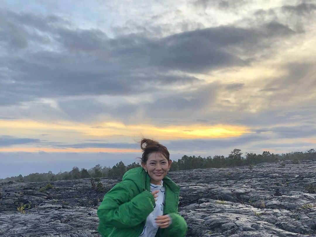 箕輪玖美さんのインスタグラム写真 - (箕輪玖美Instagram)「キラウエア火山へ溶岩ウォーク🚶‍♀️ つい最近まで噴火していたキラウエア火山🌋 新旧の溶岩群を歩きながら、ハワイ島のパワーに圧倒される✨  #ハワイ島 #キラウエア火山 #溶岩ウォーク #hawaiistagram  #タビスタグラム #タビジョ #海外旅行好きな人と繋がりたい  #自然は偉大 #アラフィフモデル #箕輪玖美」12月3日 15時33分 - kumi.111