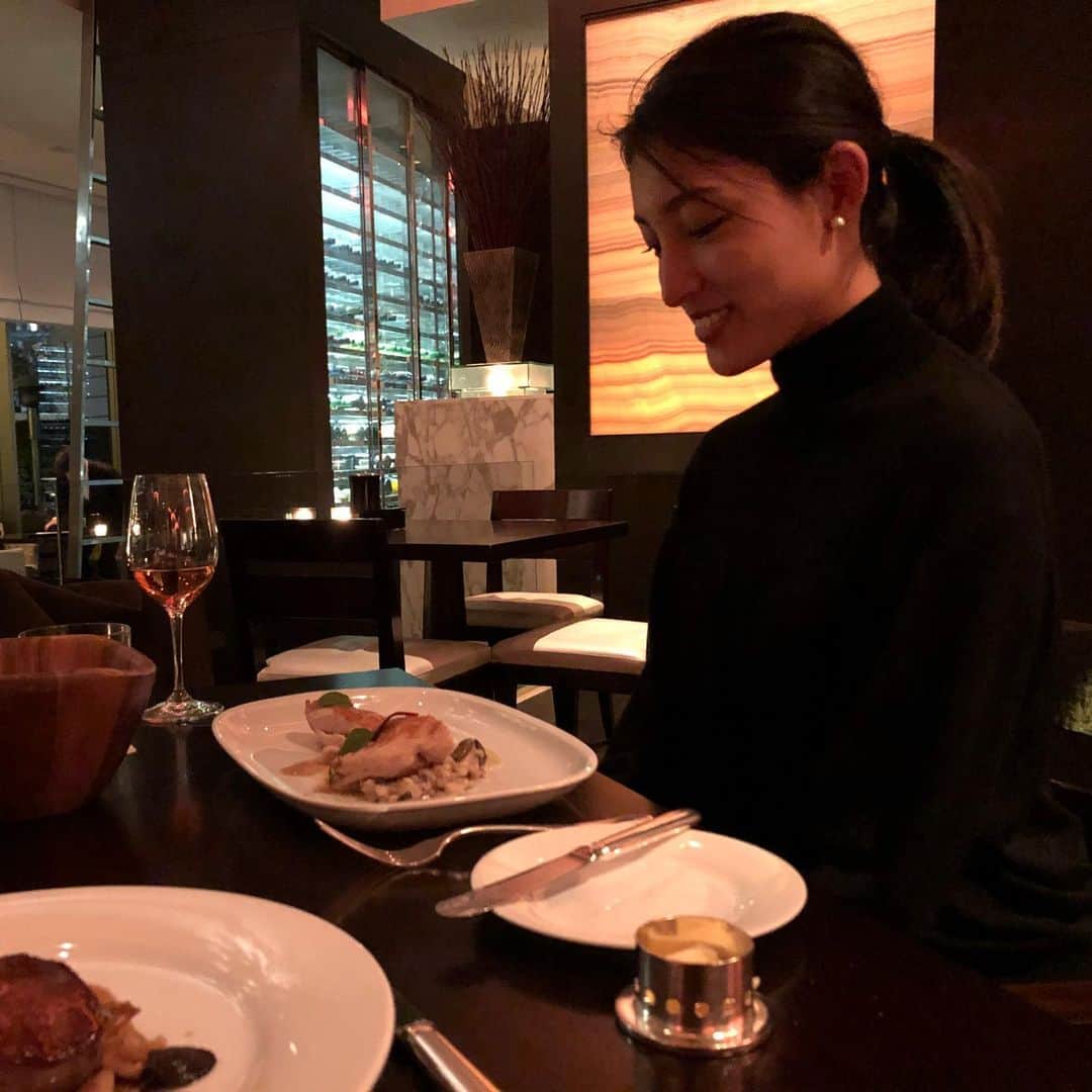 のインスタグラム：「大杉亜依里、妻になりましたー！🏃🏻‍♀️﻿ ﻿ 私事ではありますが、本日、かねてよりお付き合いをしておりました男性と入籍いたしましたので、ご報告させていただきます。﻿ ﻿ サッカーという共通の趣味がきっかけで仲良くなり、約３年半の交際期間を経て、自然と結婚する運びとなりました。﻿ 彼はチェルシーFCと柏レイソルを愛している、明るく優しい男性です。﻿ 私もマンチェスターユナイテッドの大ファンなので、愛するクラブへの情熱には共感もありましたし、真剣に物事を応援する実直さにも惹かれました。﻿ ﻿ まだまだ私自身未熟者ではありますが、お世話になっている関係者の皆様に﻿ご指導いただきながら、 今後も変わらずお仕事に精進しようと思っております。﻿ マラソンも変わらず走り続けます。﻿ ﻿ まだまだこれはスタート地点。﻿ 人生のキーワード"楽しむこと"をこれからも追求し、面白いことをお届けできるようにしていきたいです。﻿ ちなみに"妻RUN"は約10キロで走れます。﻿ 新妻ランナーさん、ぜひ。笑﻿ ﻿ 応援してくださる皆様には、これからも温かい目で見守って頂けると幸いです。﻿ 引き続きよろしくお願いいたします。」