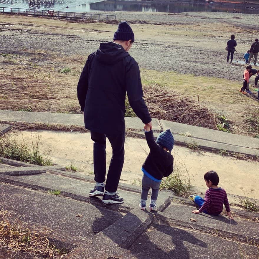 深水元基さんのインスタグラム写真 - (深水元基Instagram)「息子と散歩 最近は2語〜3語まで話す。 「パパ、起きて」 「ミカン、食べる」 成長にビックリさせられる^ ^」12月3日 15時37分 - fukami_motoki