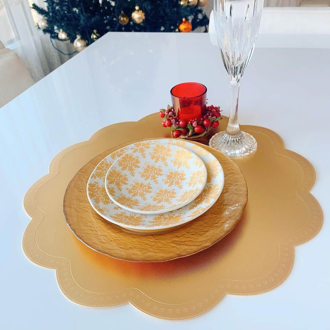 のインスタグラム：「何かとクリスマスが気になる今日この頃🎄 . クリスマスシーズンのお家ごはんのテーブルコーディネートに使いたいと思い、スカラップ型が可愛いゴールドのランチョンマットを購入しました😊 . こちらのランチョンマットも、ゴールドのダマスク柄のプレートも、共に @spara_style のサイトで見つけて一目惚れしたものです😍 . 設えを和風に変えれば、お正月のテーブルコーディネートにも使えそう🎍✨ . テーブルが華やかだと、食事も楽しくなりそうです💕 . . . SPARA @spara_style  https://spara-luxuryshop.com/?pid=126146683 . . . #和泉佳子　#spara #クリスマス　#テーブルコーディネート　#ランチョンマット　#お気に入り @spara_style」