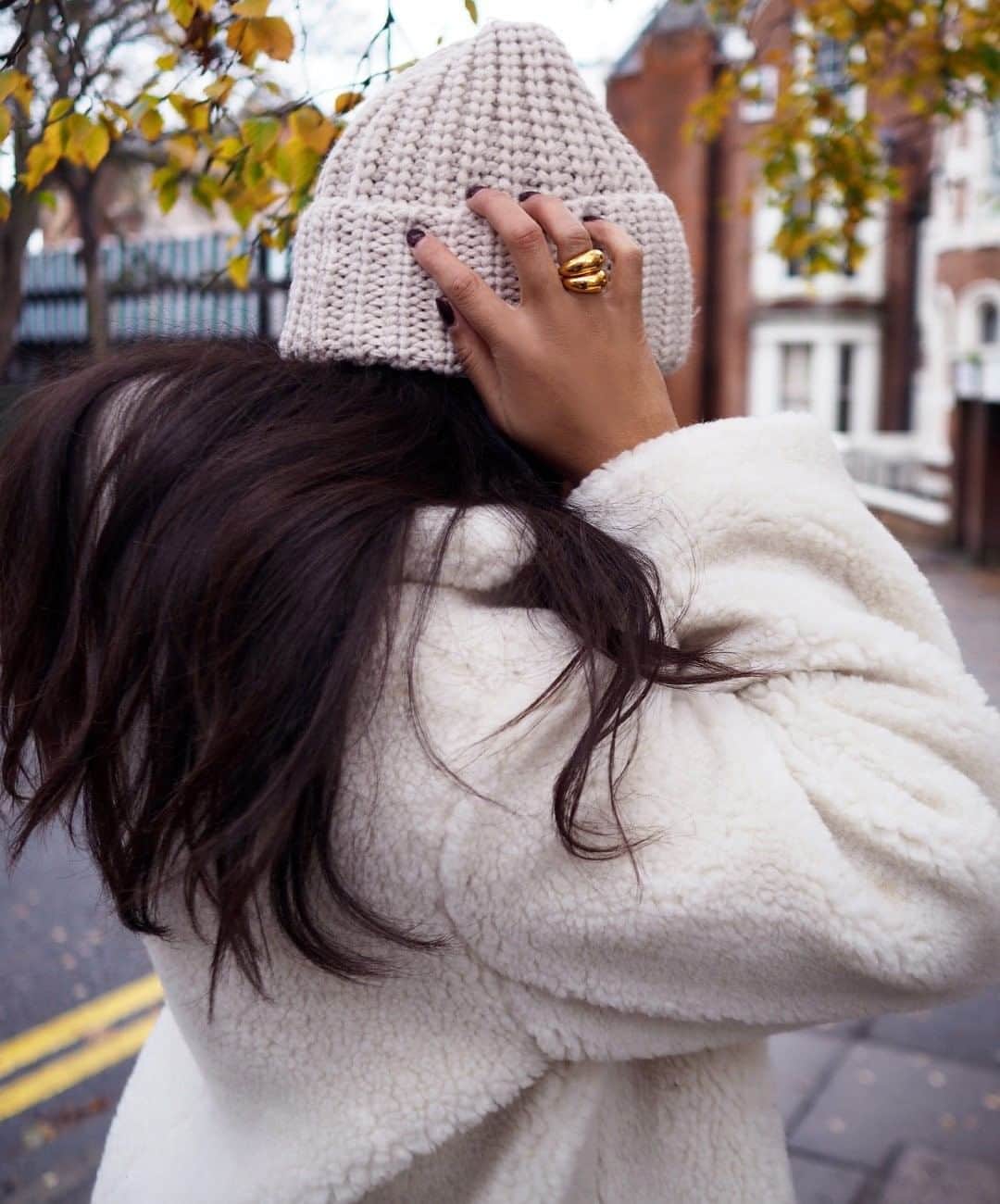 アクセサライズのインスタグラム：「This beanie is on the top of our nice knit list. Wrap up with 30% off hats, gloves & scarves for a limited time! 🔎: beanie - 7911591100 🔎: ring - 8940478151 📷: @astyleedit  Tap the link in the bio to shop now. #Accessorize #Accessorizer」