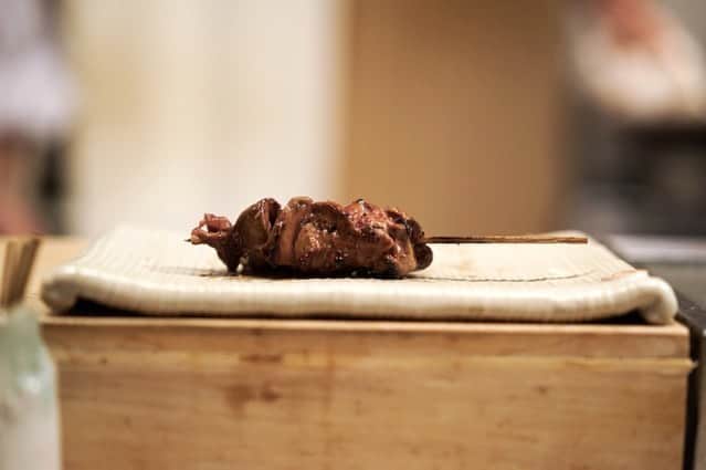"TERIYAKI" テリヤキ編集部さんのインスタグラム写真 - ("TERIYAKI" テリヤキ編集部Instagram)「⠀『このためだけに新幹線に乗れる焼鳥』⠀ ・⠀ 日本一予約の取れない焼鳥店としても有名な目黒の『鳥しき』。⠀ ・⠀ ワイルドながら、上品な味わいを楽しむことができるため、全国の食通が足を運びます。⠀⠀ ・⠀ この徹底的にこだわった焼鳥の凄さを是非体感してみてはいかがでしょうか。⠀ ・⠀ 【店舗概要】 ◼︎ 店名：鳥しき⠀ 住所：東京都品川区上大崎2-14-12 ⠀ 平均価格：¥8,000〜⠀ TEL：0334407656 ⠀ ・⠀ -------------------------------- #テリヤキ掲載店#テリヤキ#teriyaki #テリヤキ美食倶楽部 #鳥しき #焼鳥 #焼き鳥 #目黒 #目黒グルメ #予約困難店 #肉 #肉好きな人と繋がりたい #肉部 #東京観光 #東京グルメ #東京旅行 #TERIYAKI_焼鳥」12月3日 16時00分 - teriyaki_jp